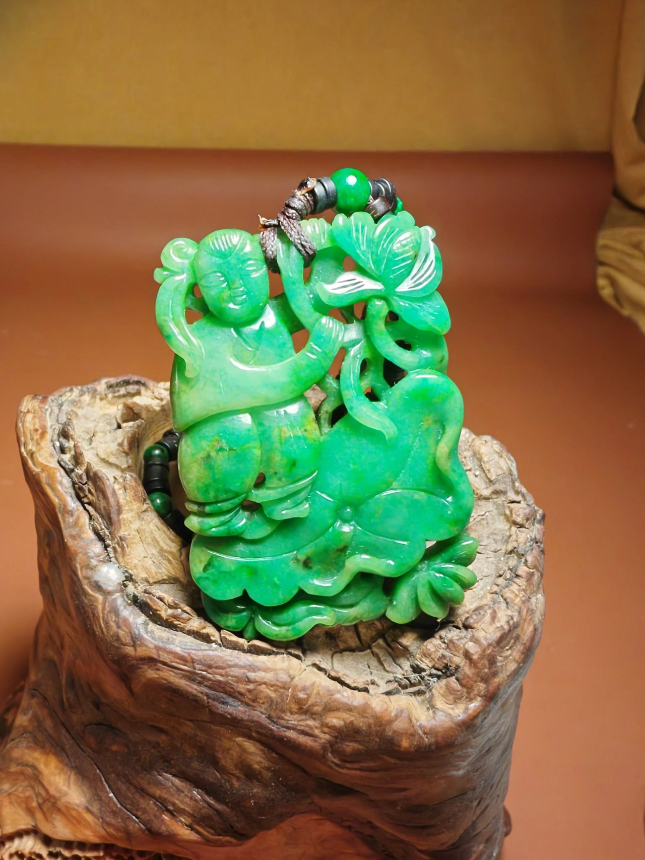 难得一遇的清代翡翠 持莲童子