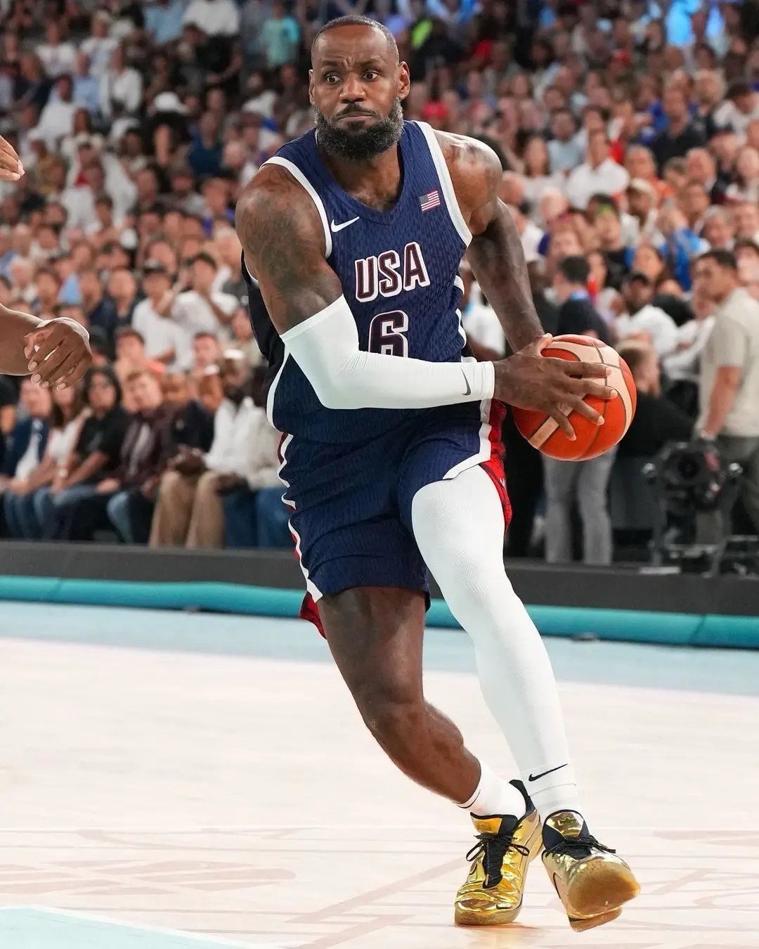nba官推晒詹姆斯22代战靴:国王在巴黎的球鞋!