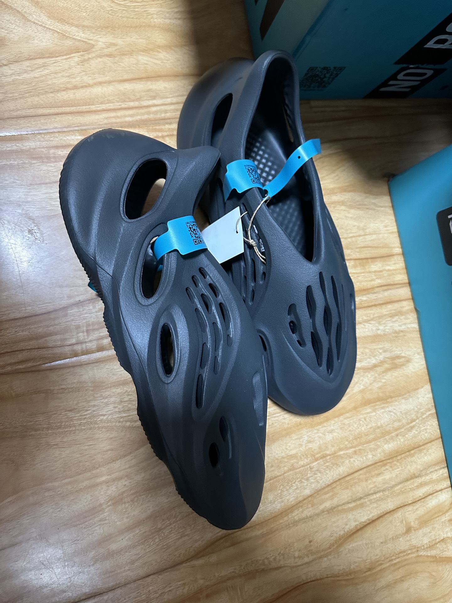 custom review-Adidas Originals Yeezy Foam Runner 'Carbon' Sabo Unisex Gray Adidas Originals Yeezy Foam Runner 'Угольный' Сабо Унисекс Серый