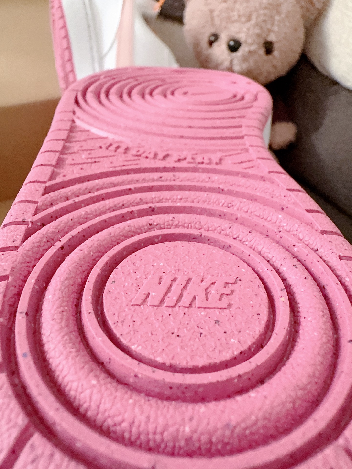 亮色小白鞋👟
这双不是单纯的白色
没有大面积的粉色也很容易搭配