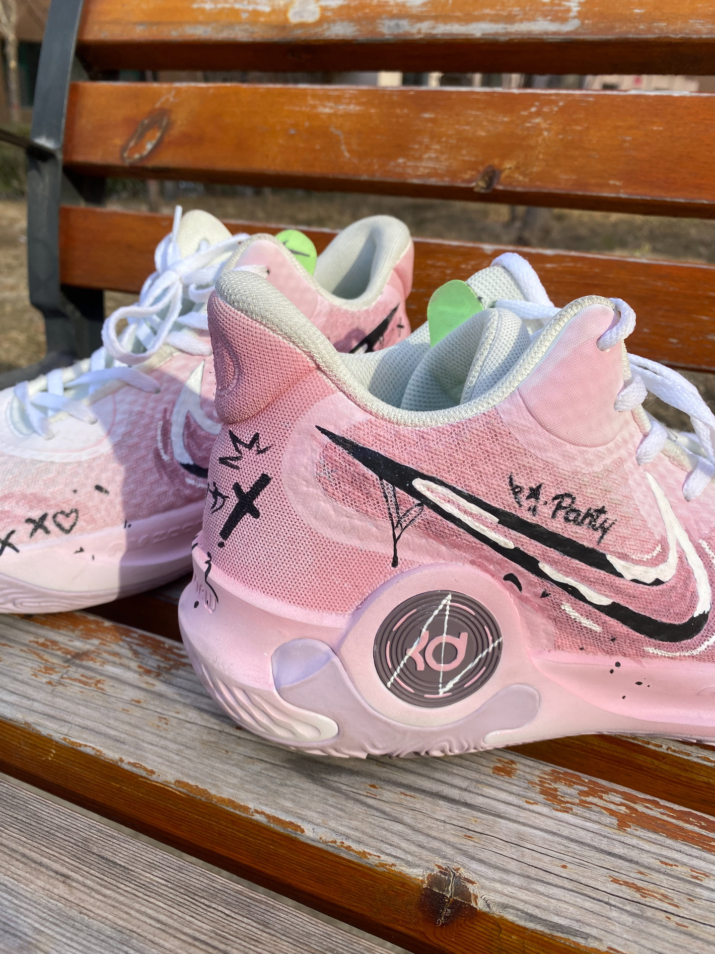 被这双粉色 nike 篮球鞋惊艳到了😍