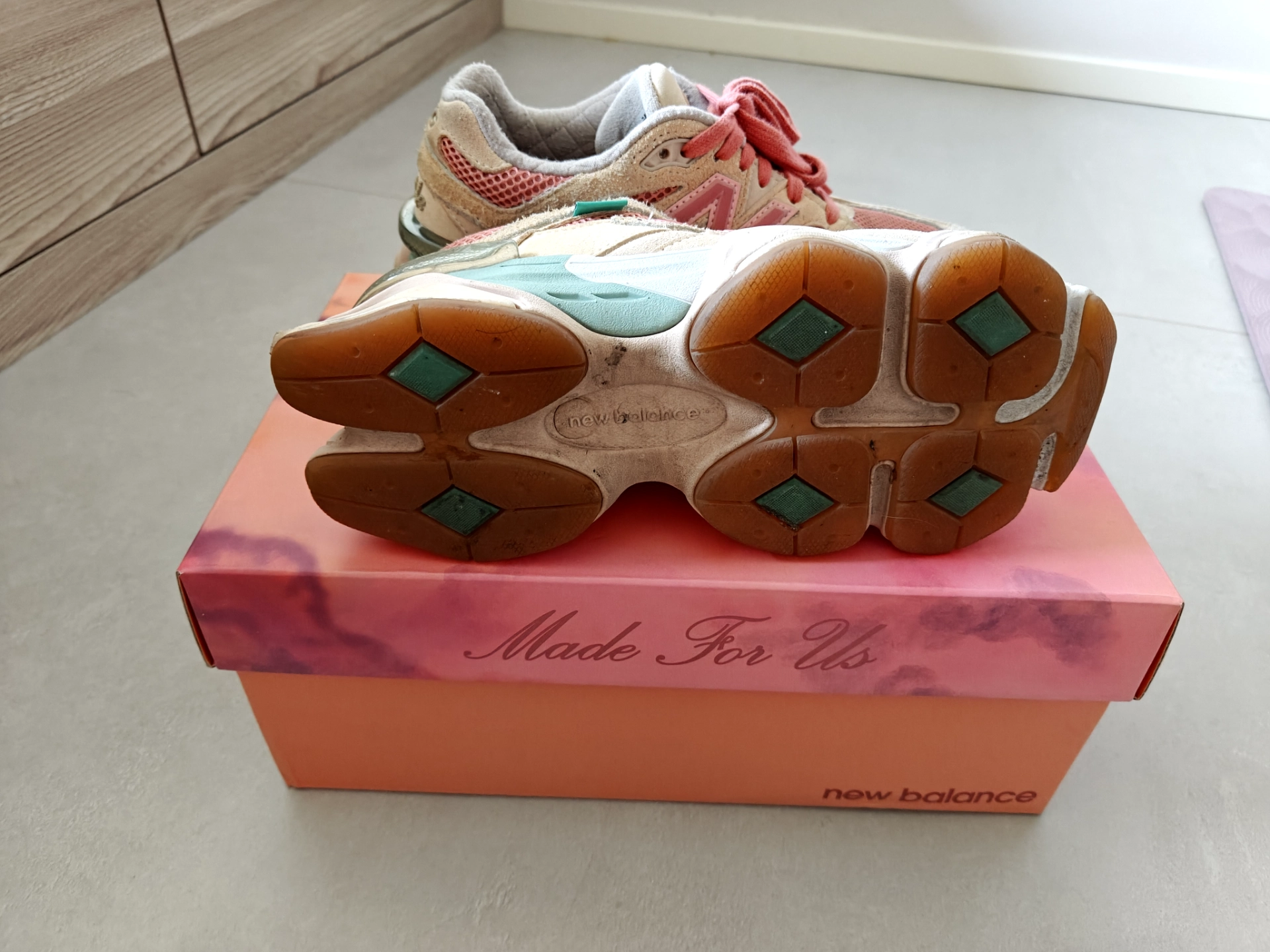 custom review-JOE FRESHGOODS x New Balance NB 9060 Устойчивый к истиранию Дышащий Легкий Низкий Топ Повседневная Обувь Унисекс Бежевый Розовый