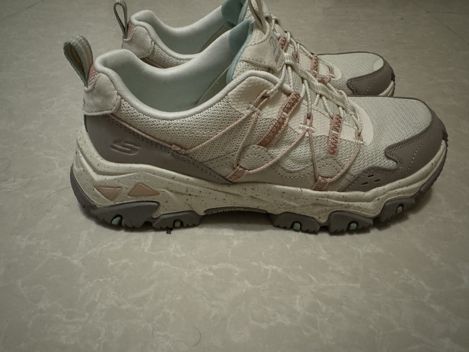 custom review-Skechers Высота Увеличивающая Устойчивая к Износу Дышащая Низкий Верх Уличная Обувь Женская Серый Белый