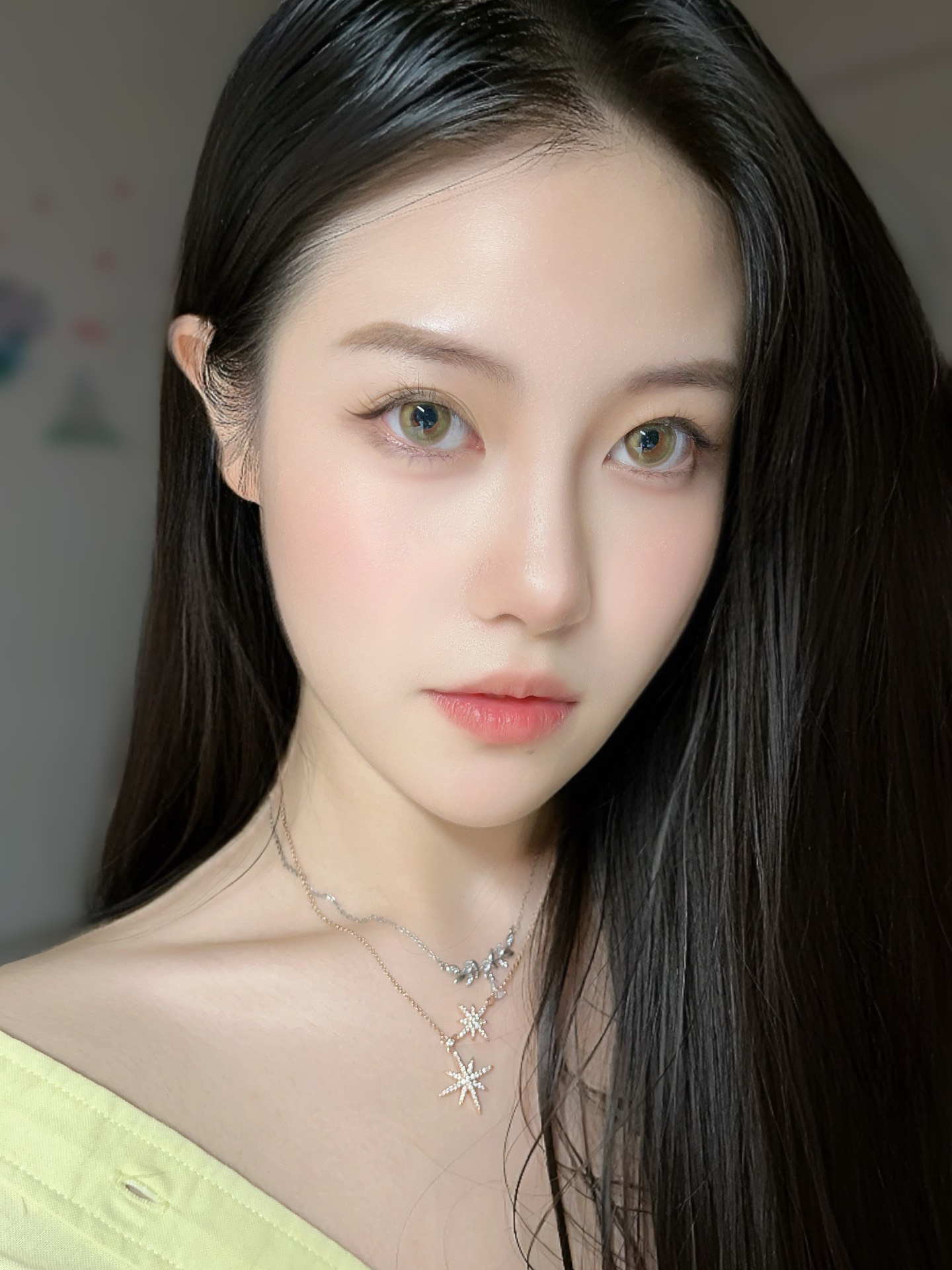 轻混血感拿捏
但日常亚洲面庞也可以驾驭
小鹿的眼睛 甜美里带着点