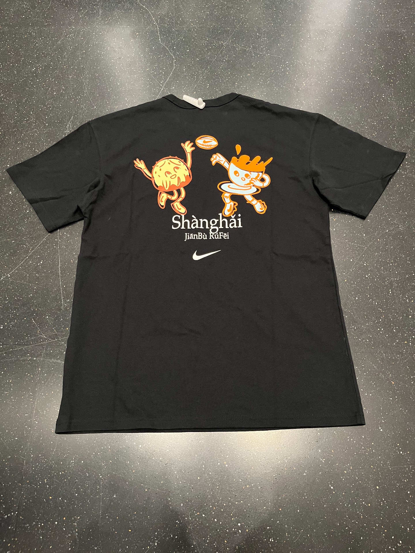 耐克卡通动漫图案短袖t恤👕,有人知道这两个公仔是谁嘛