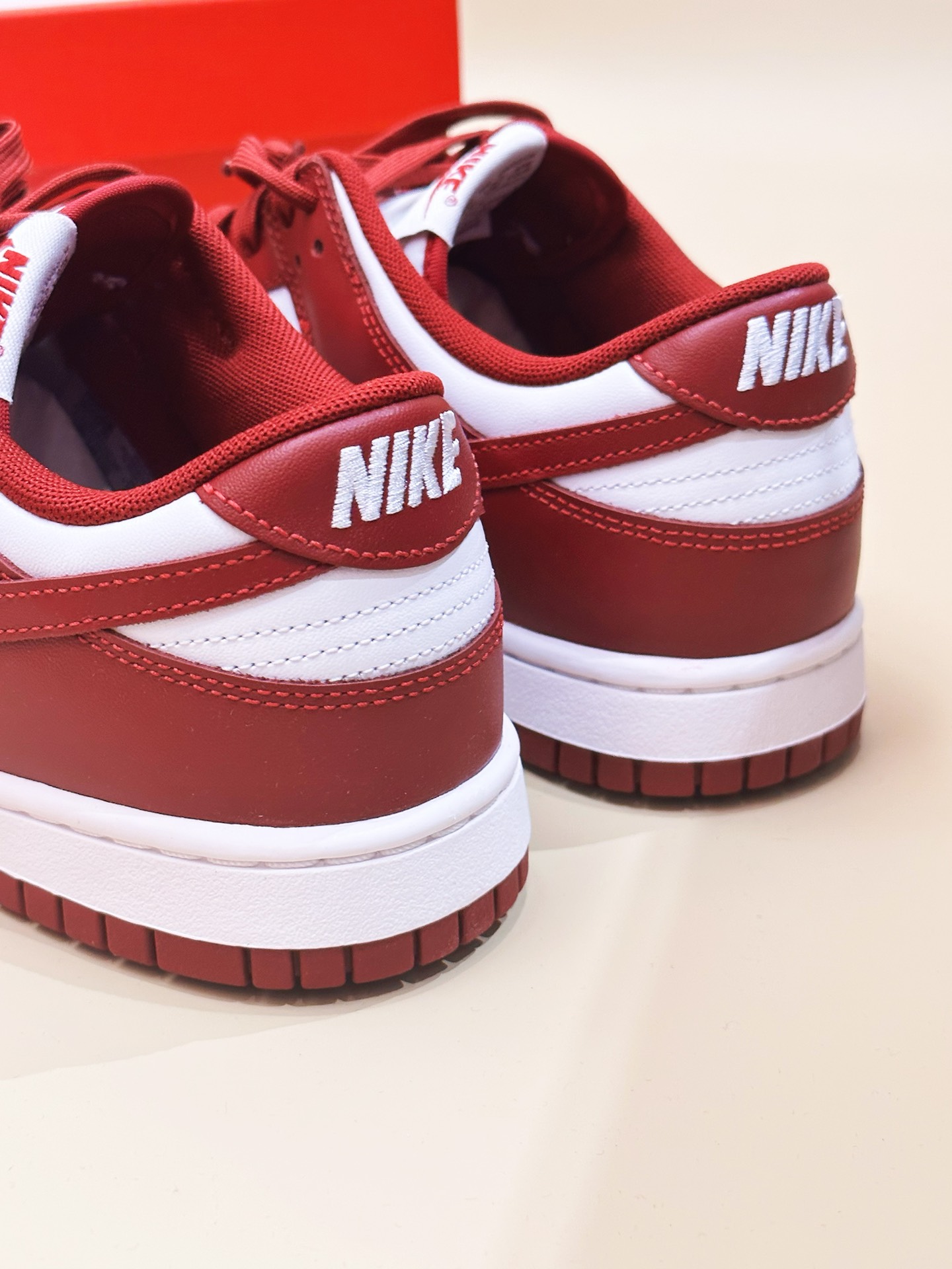 nike dunk low 红白色低帮休闲鞋 酒红色与白色的碰撞,很有气质,也很