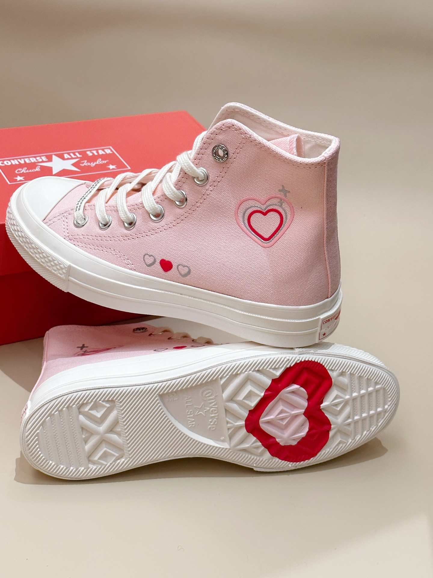 整体是粉色帆布材质,舒适透气不闷脚,而且很耐穿
鞋身以小爱心 9 5