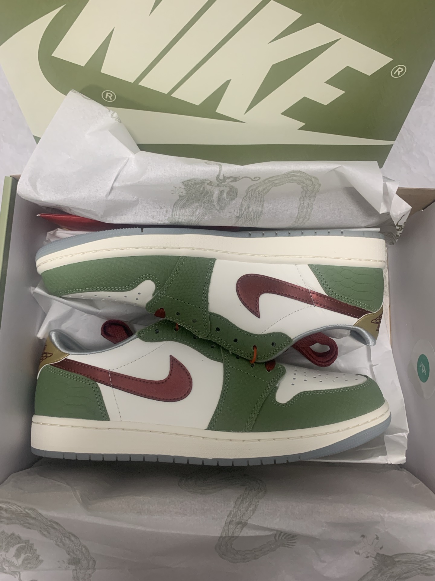 aj1鞋盒是小金人图片