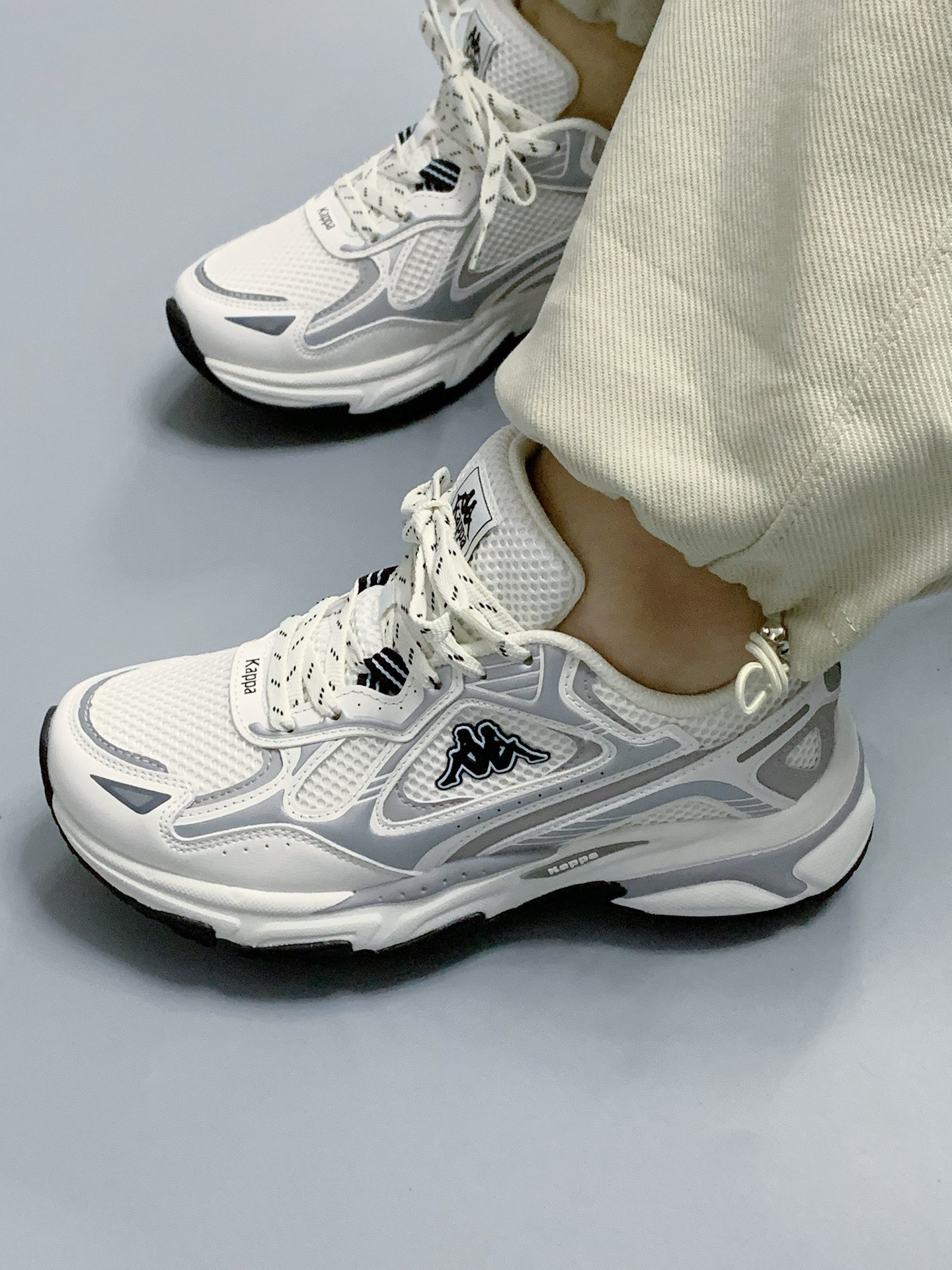 灰白色运动鞋穿不腻呢!