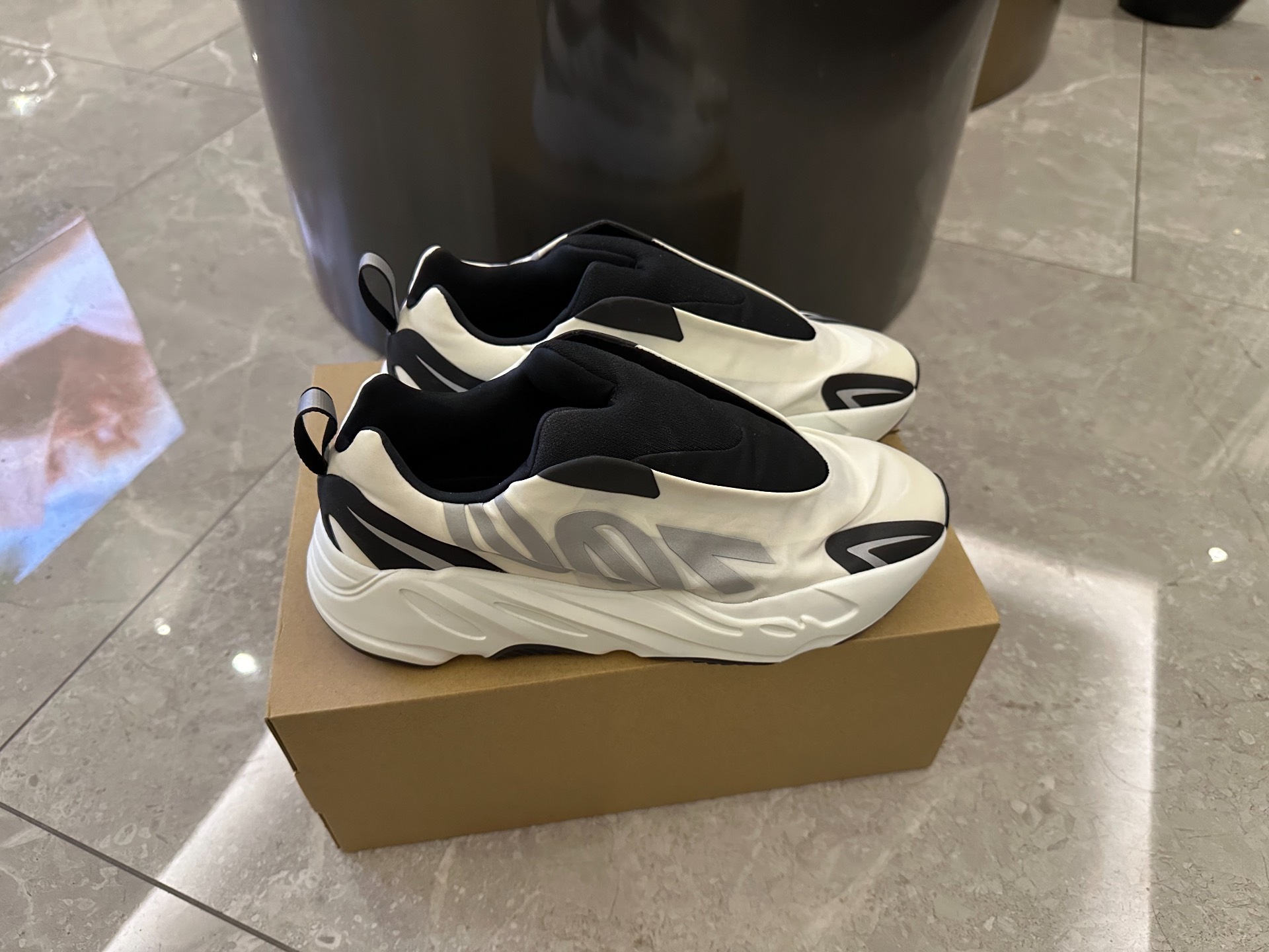 custom review-Adidas Originals Yeezy Boost 700 MNVN Slip-resistant Low Top Footwear Cushioned Shoes Unisex Lace-up Не включено