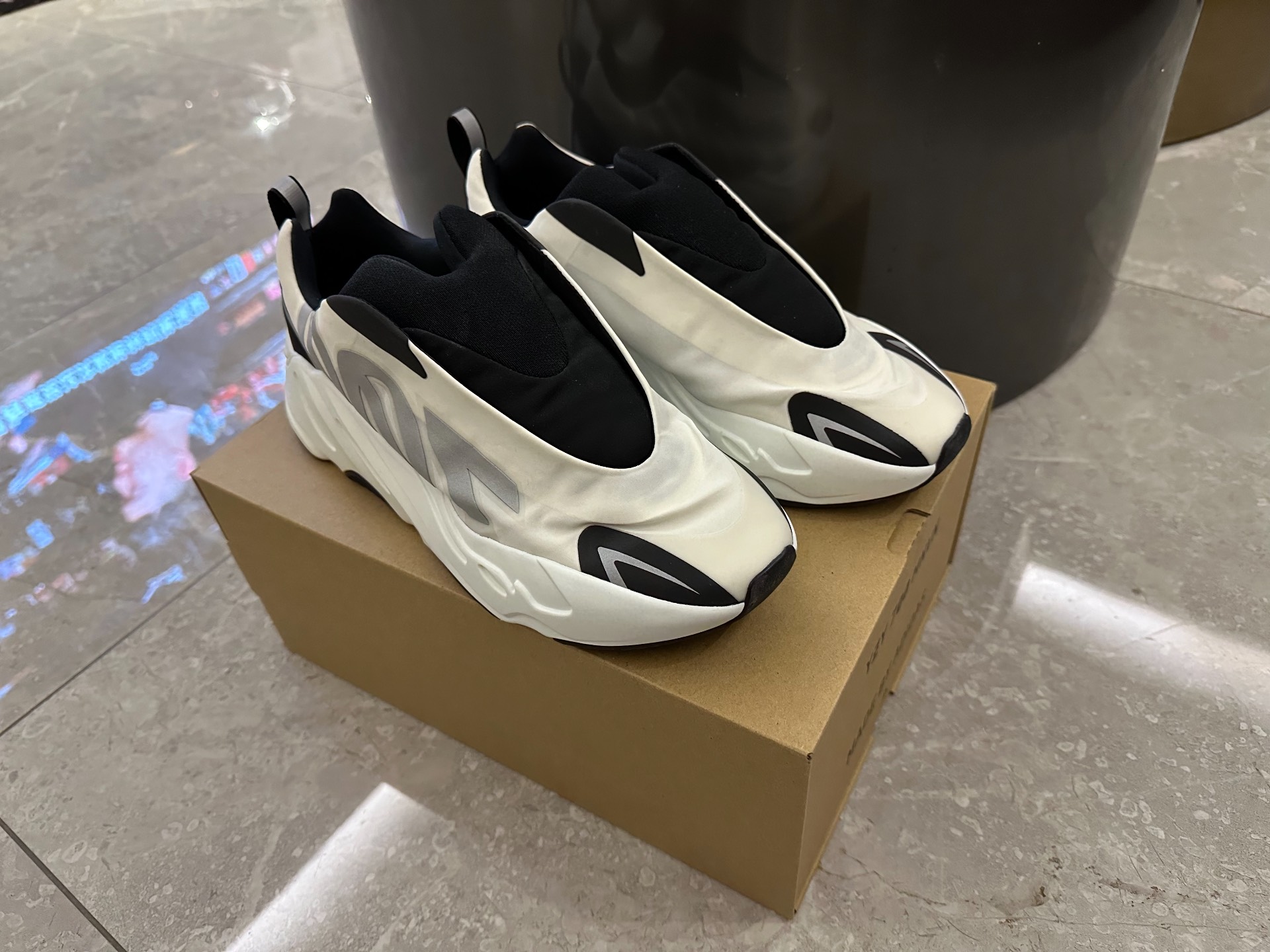 custom review-Adidas Originals Yeezy Boost 700 MNVN Slip-resistant Low Top Footwear Cushioned Shoes Unisex Lace-up Не включено