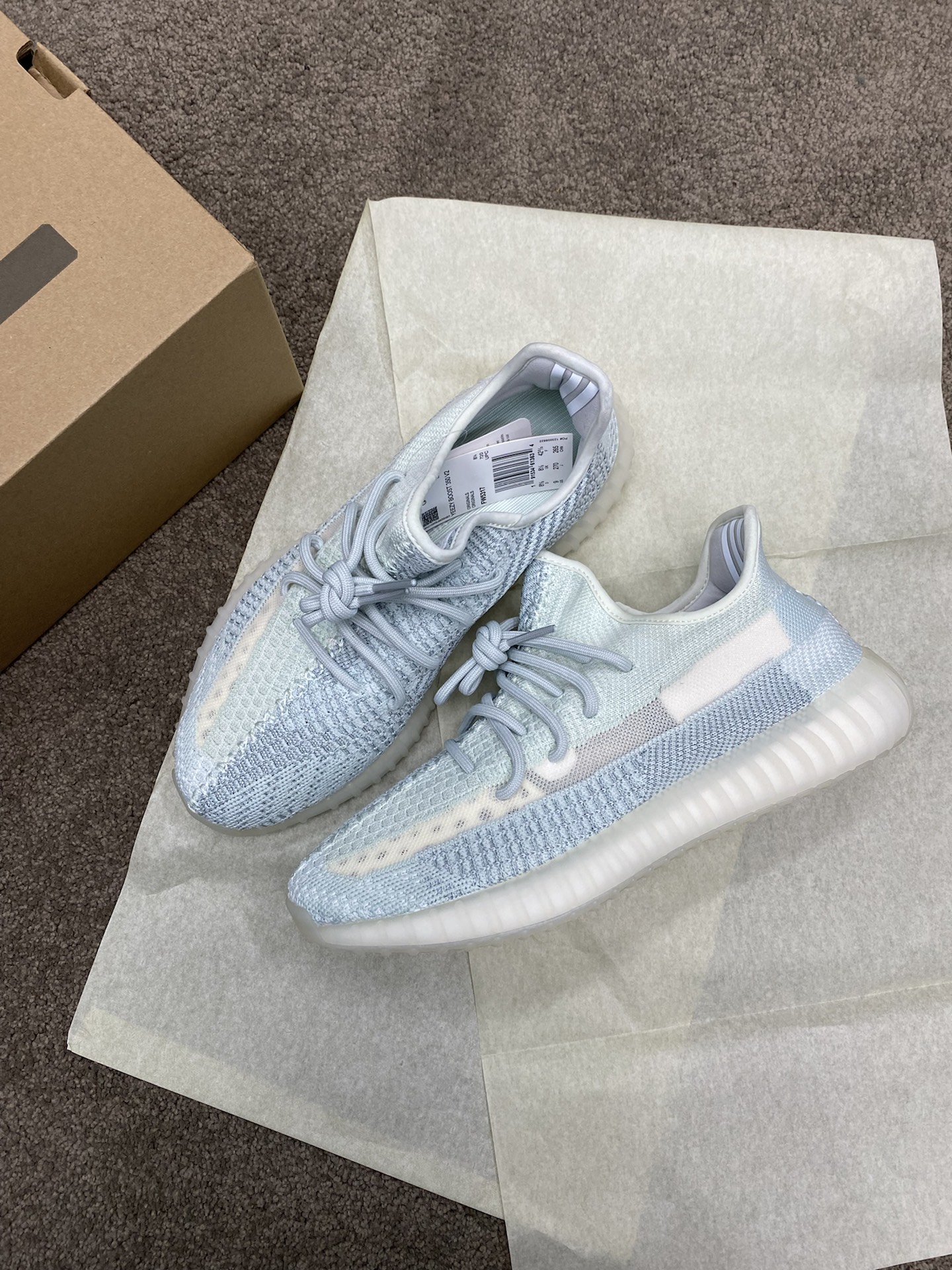 颜值上冰蓝色真的是350系列的天花板了 现在椰子鞋价格很划算 比以往