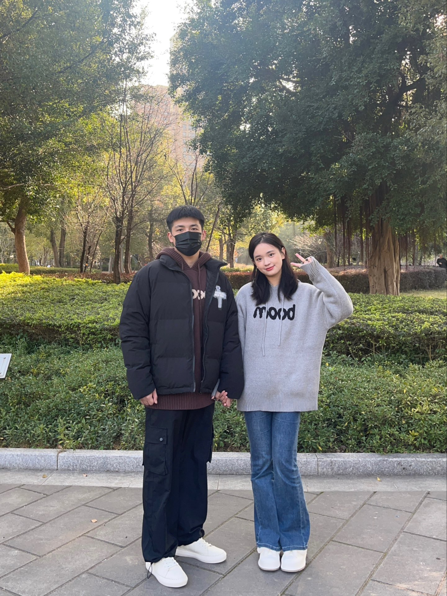 hi 宝子们～ 今日穿搭分享来啦～ 简简单单卫衣就很好看啦(o^^o) 搭配