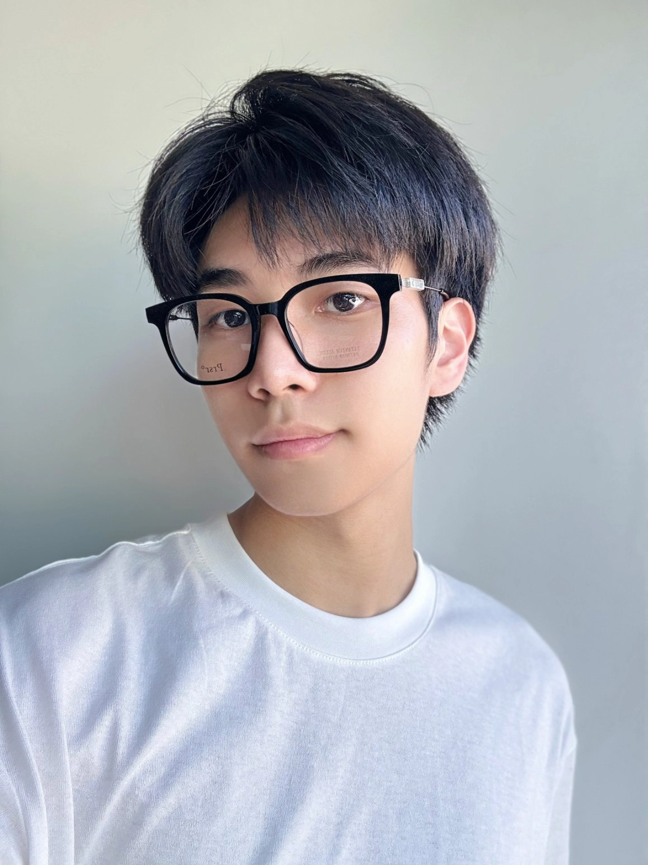 不得不说戴上黑框眼镜 真的很有少年感 这副#prsr帕莎 黑框眼镜 还是