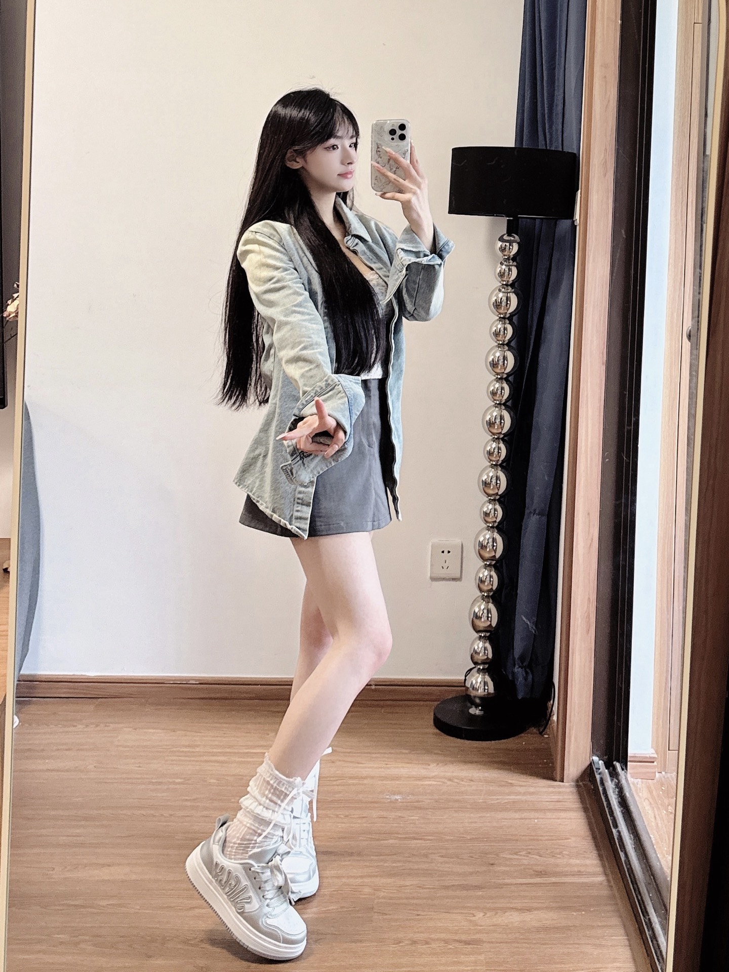 银色鞋子了 
就喜欢这种小众又漂亮的东西
甜酷感十足的板鞋 百搭款式