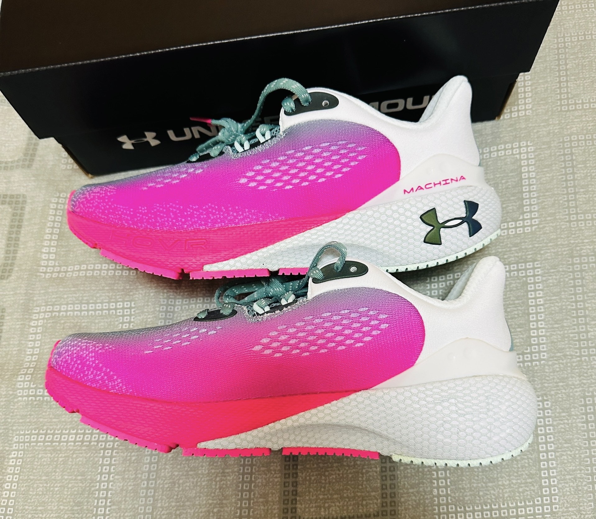 安德玛运动跑鞋