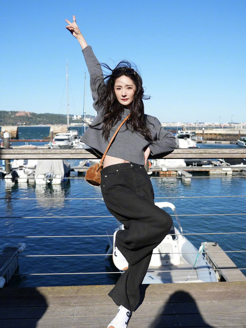 杨幂初秋度假海边街拍🌊自在元气满满的小幂