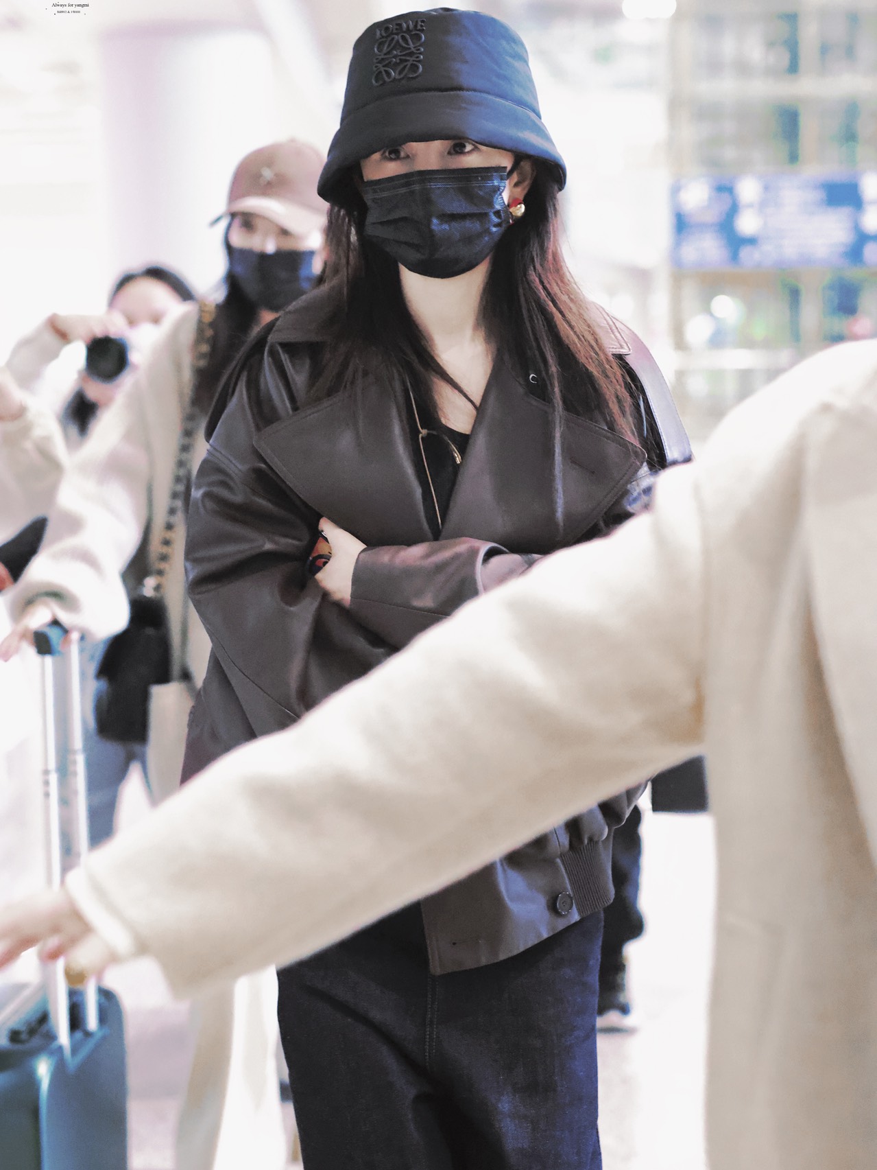 杨幂回国机场私服 深咖色皮夹克渔夫帽穿搭