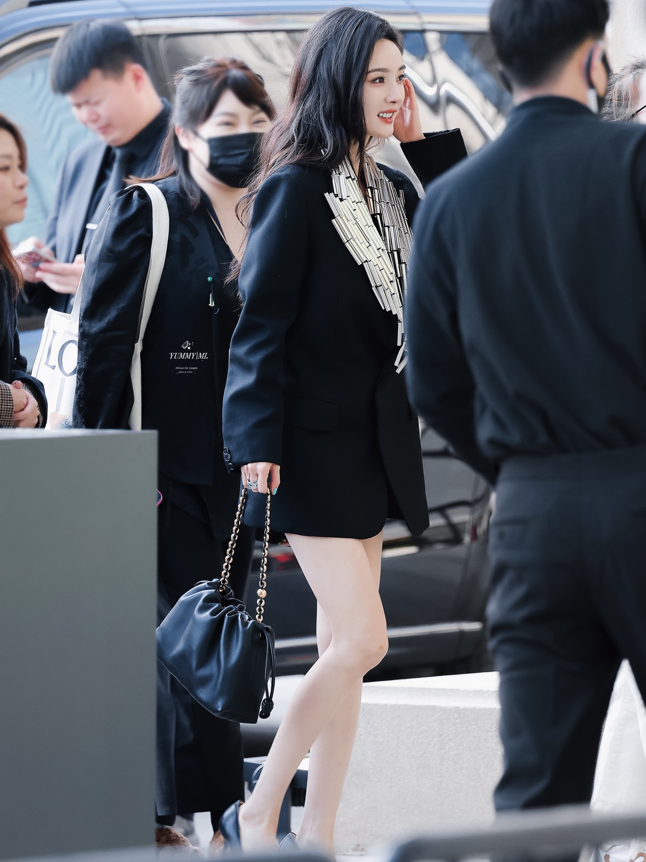 杨幂明媚治愈的月牙笑 黑西装大波浪好养眼