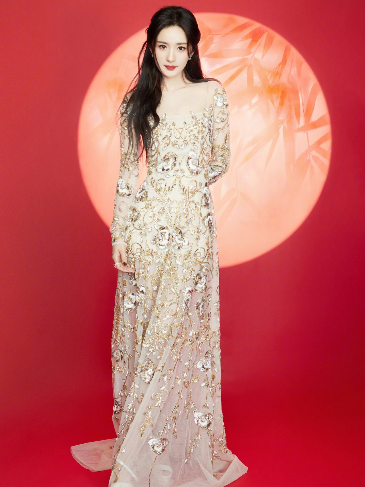 杨幂小年夜贺图 金色刺绣薄纱礼服