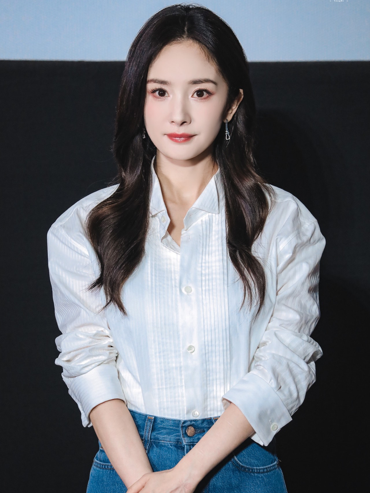 杨幂路演白衬衫牛仔裤清新简约穿搭