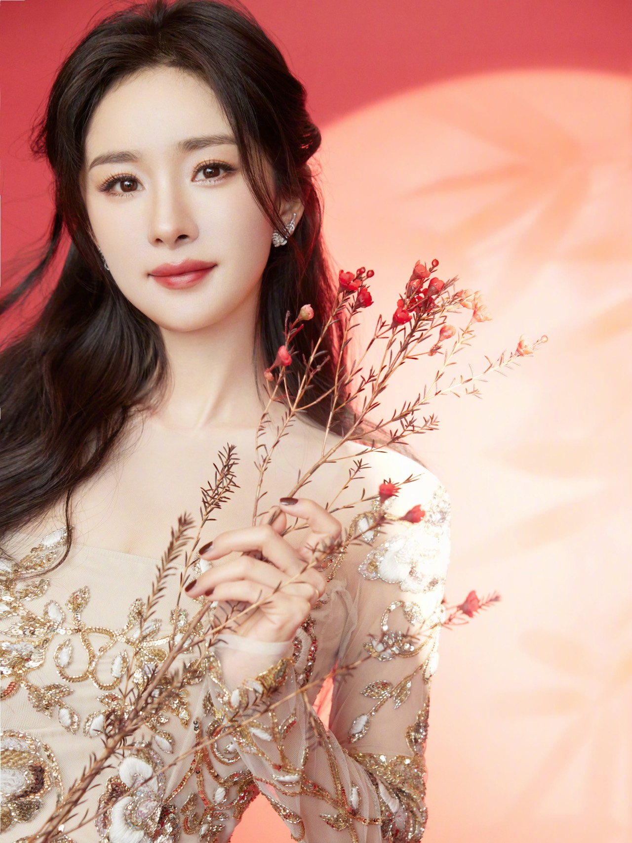 杨幂小年夜贺图 金色刺绣薄纱礼服