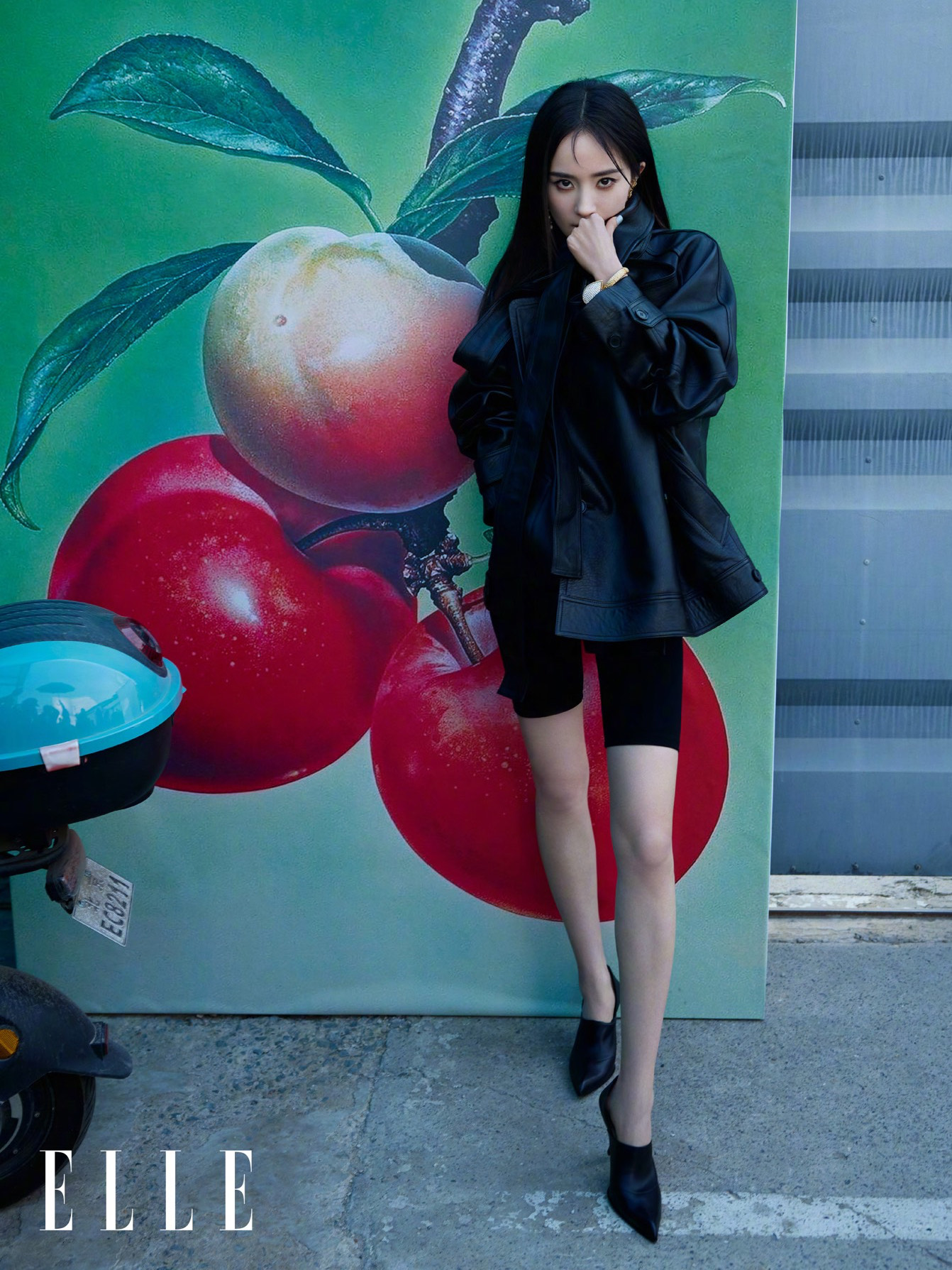 杨幂黑色皮衣骑行裤酷飒混搭大片