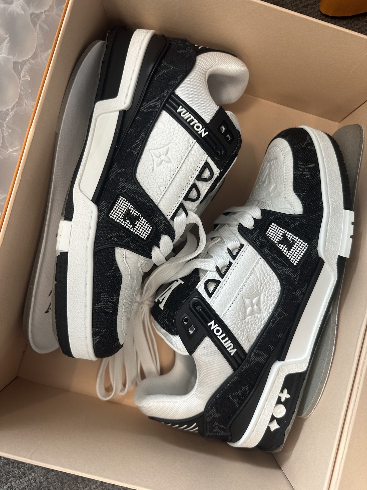 lv trainer 黑白熊猫配色