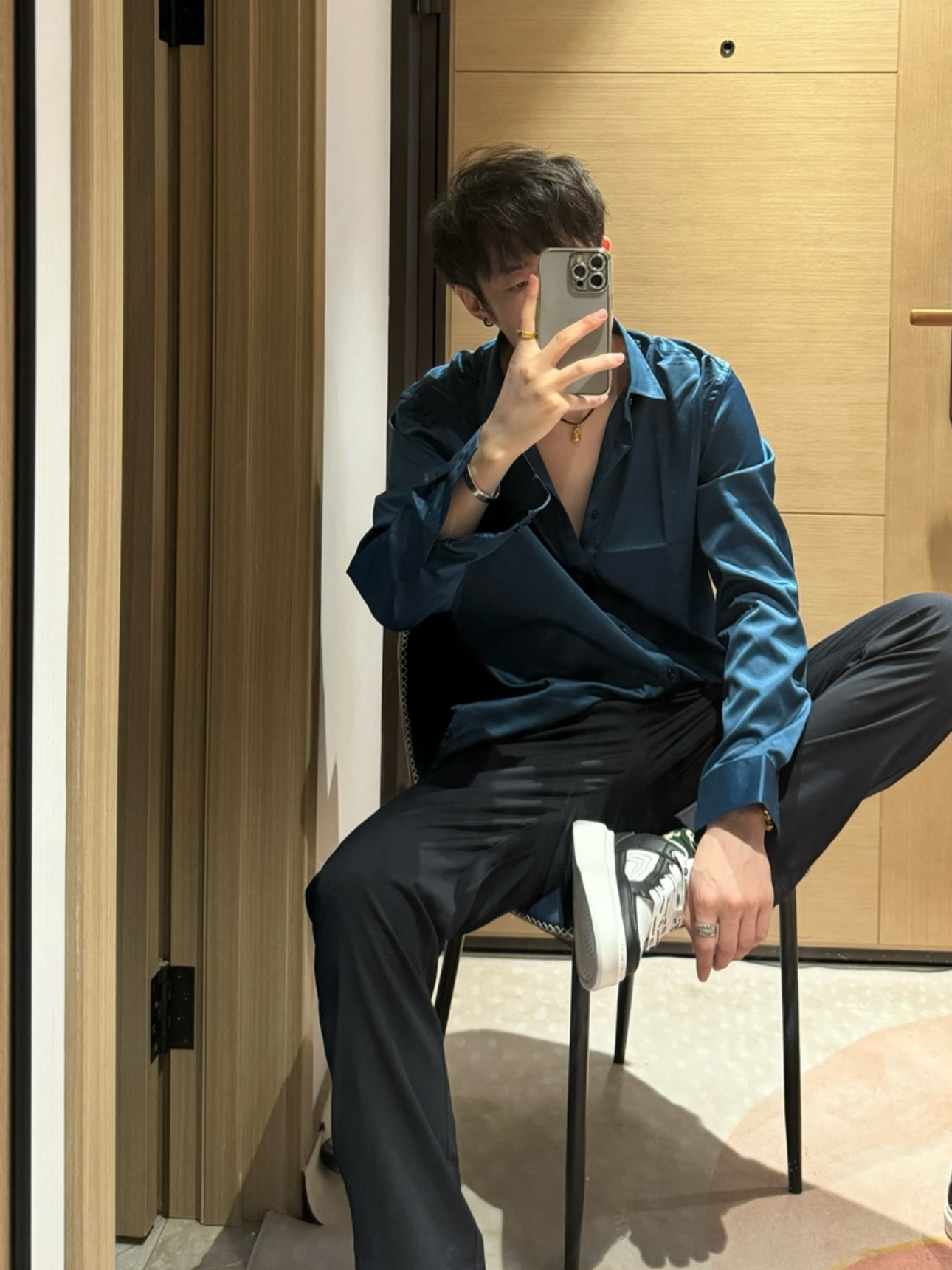 男生一定要穿衣服西服衬衫
真的不要太帅太帅
很显身材而且还可以把你