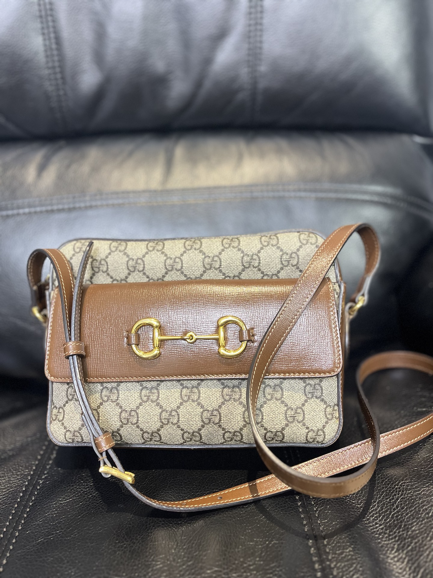 古驰 horsebit 1955 金色马衔扣老花满印拉链开合 帆布拼皮 相机包 单