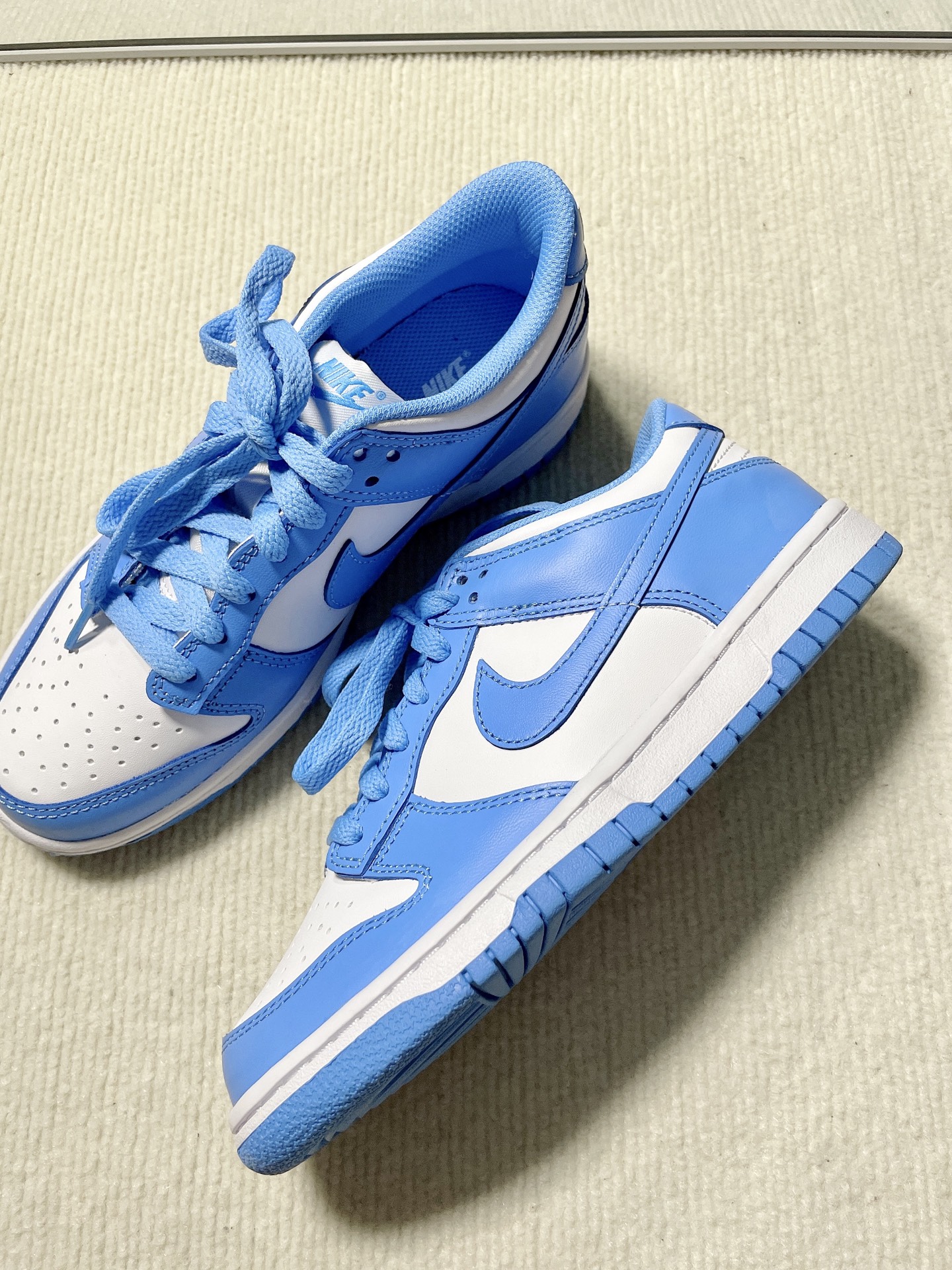 鞋舌有着蓝色nike字印十后跟白色nike刺绣,鞋身整体采用优质皮革材质