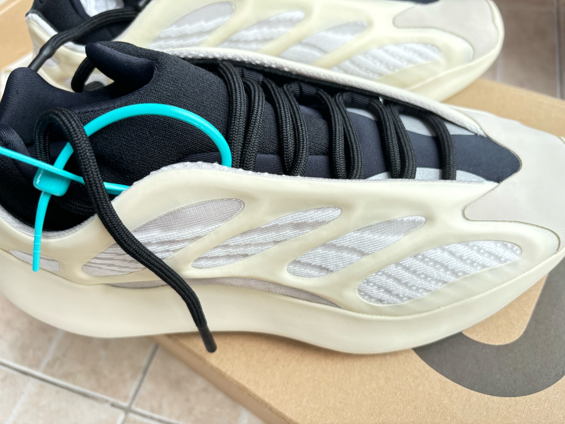 custom review-Adidas Yeezy 700 V3 'Azael' 2022