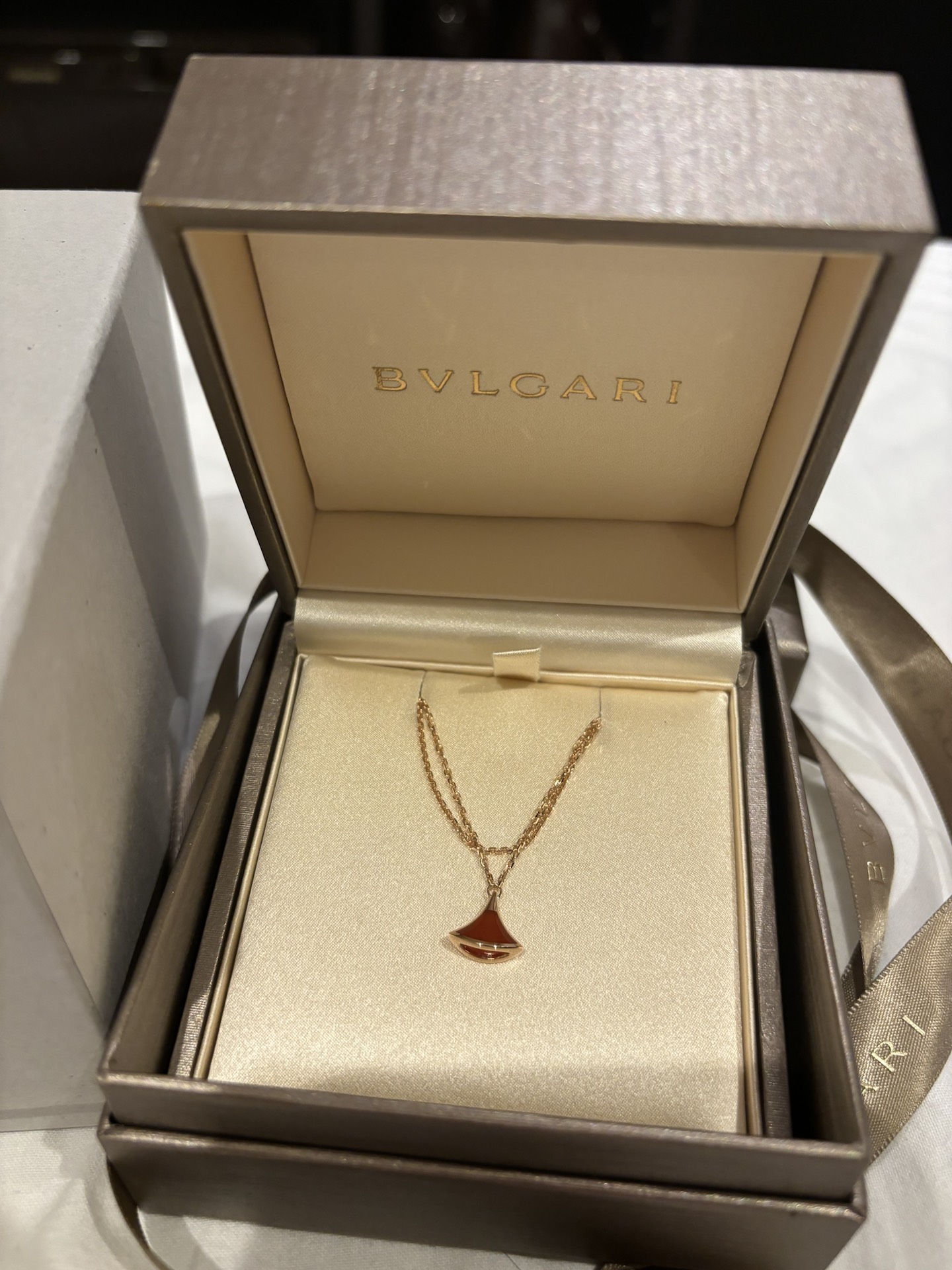 宝格丽红玉髓扇形手链