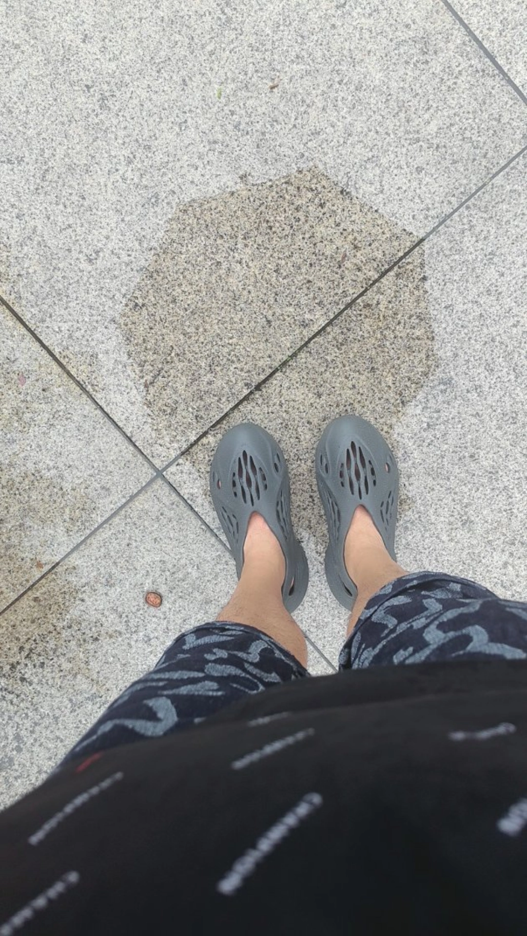 custom review-Adidas Originals Yeezy Foam Runner 'Carbon' Sabo Unisex Gray Adidas Originals Yeezy Foam Runner 'Угольный' Сабо Унисекс Серый