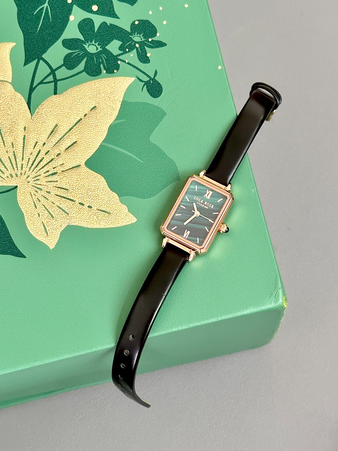 礼盒打开里面有手表 香薰片 孔雀绿配色的手表我觉得还蛮复古精致的