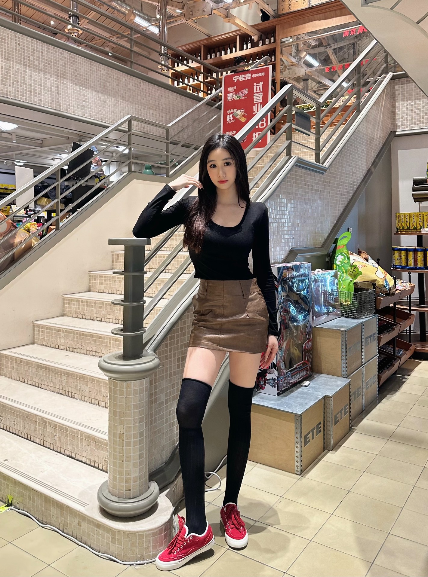 短裙➕长筒袜搭配板鞋 
青春感都要溢出来了好吗!