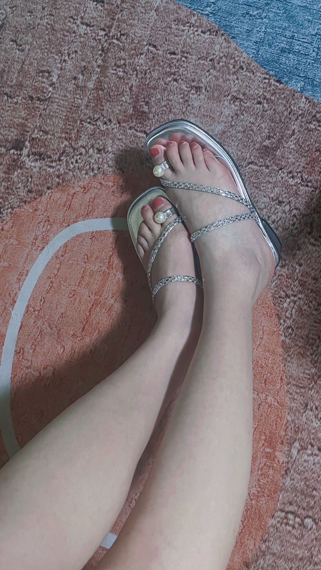 银色的凉鞋确实百搭好看!