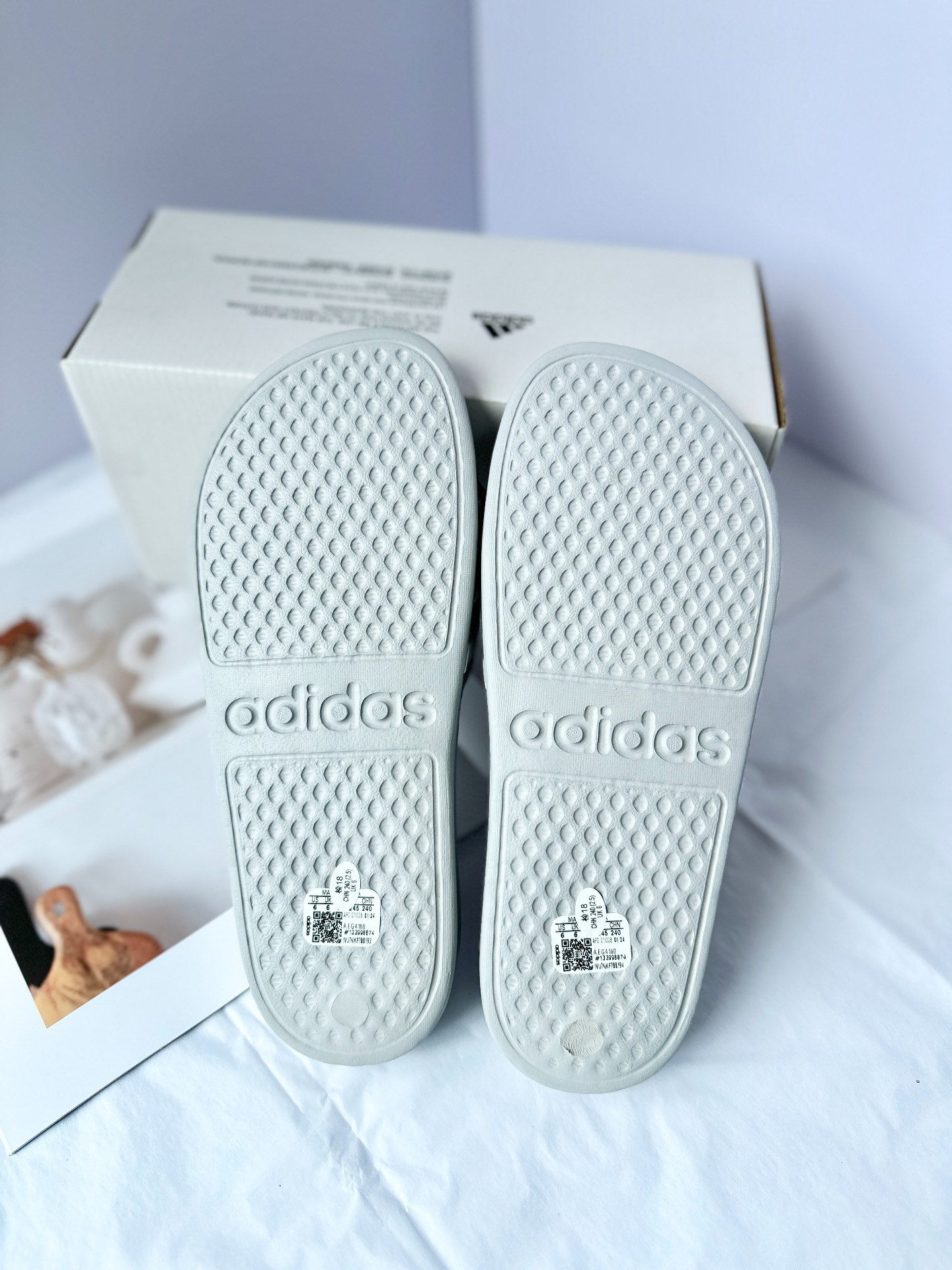 阿迪达斯经典款拖鞋太好看了吧