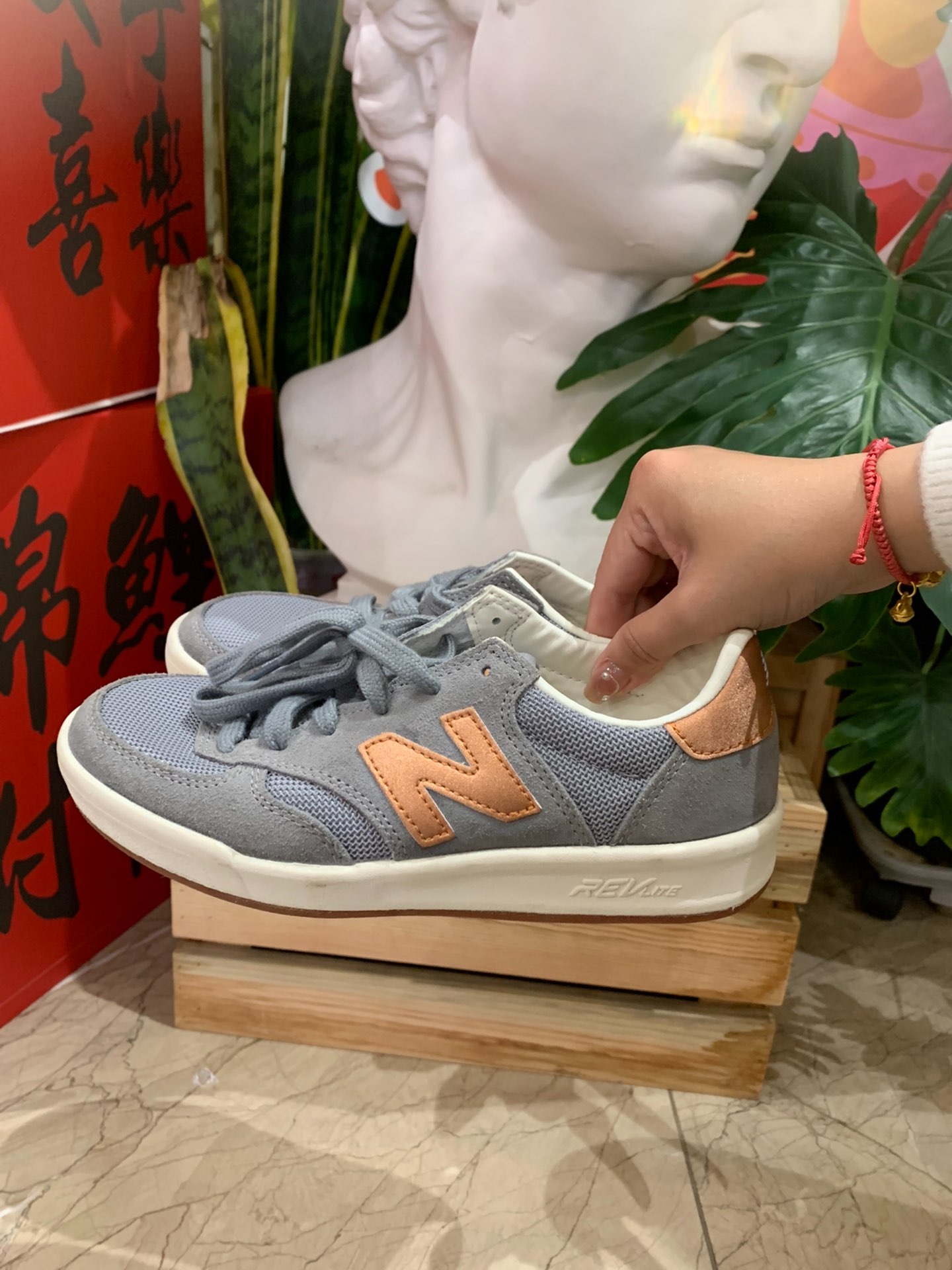 96 鞋身侧面饰有经典的 new balance logo