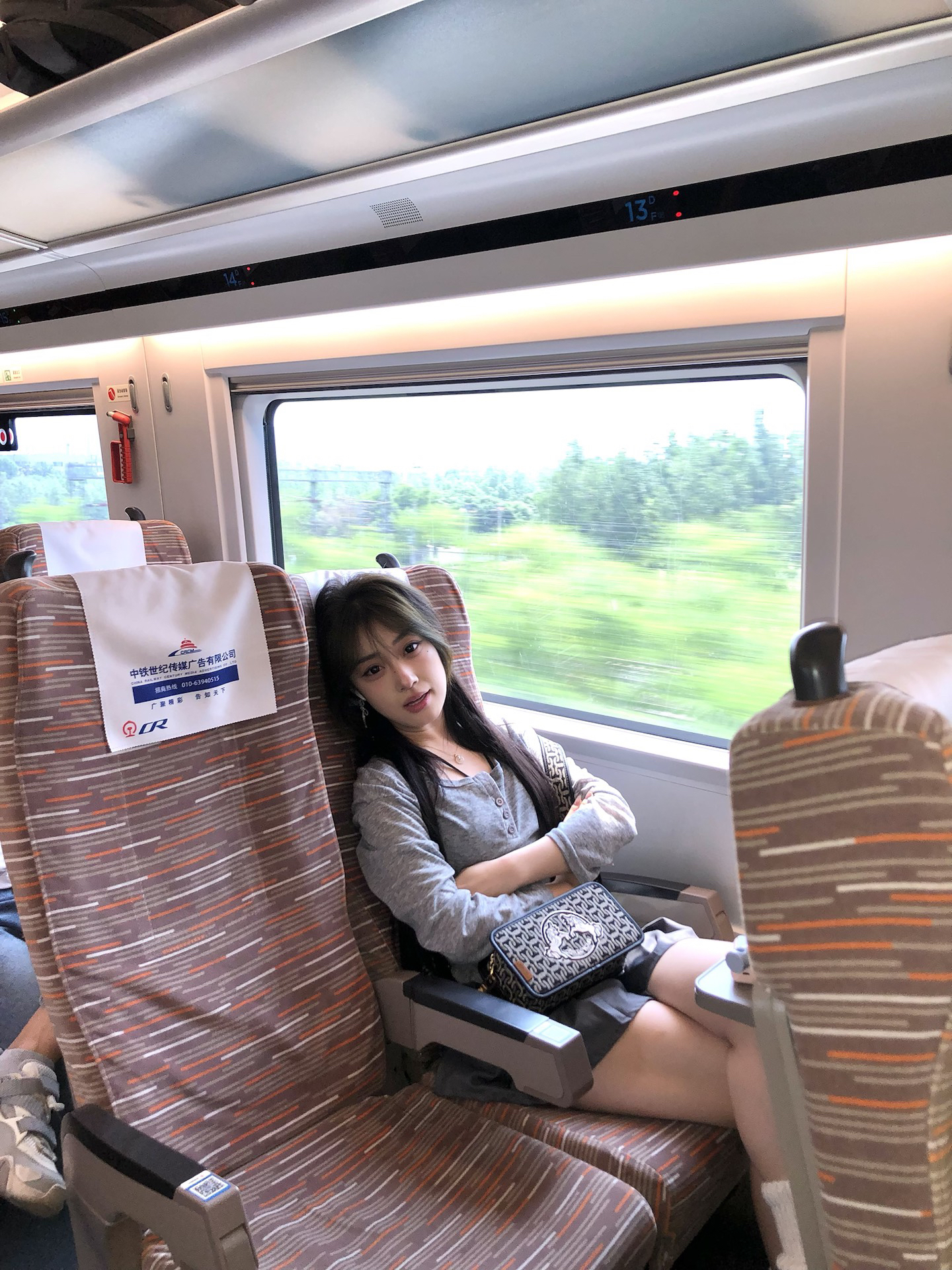 09 女高🎒坐高铁上学去咯