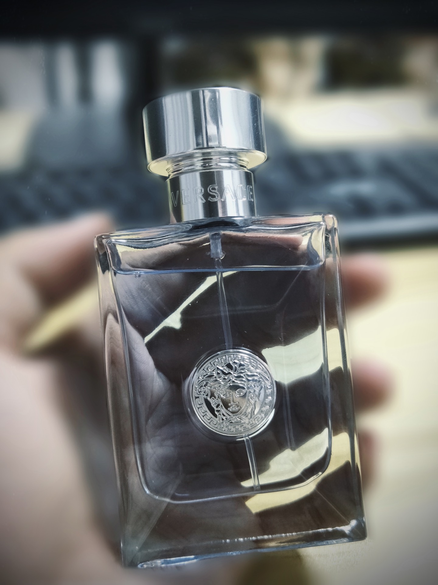 暖而舒心尾调麝香跟琥珀香的介入像是卸下了伪装告诉你你被我吃定