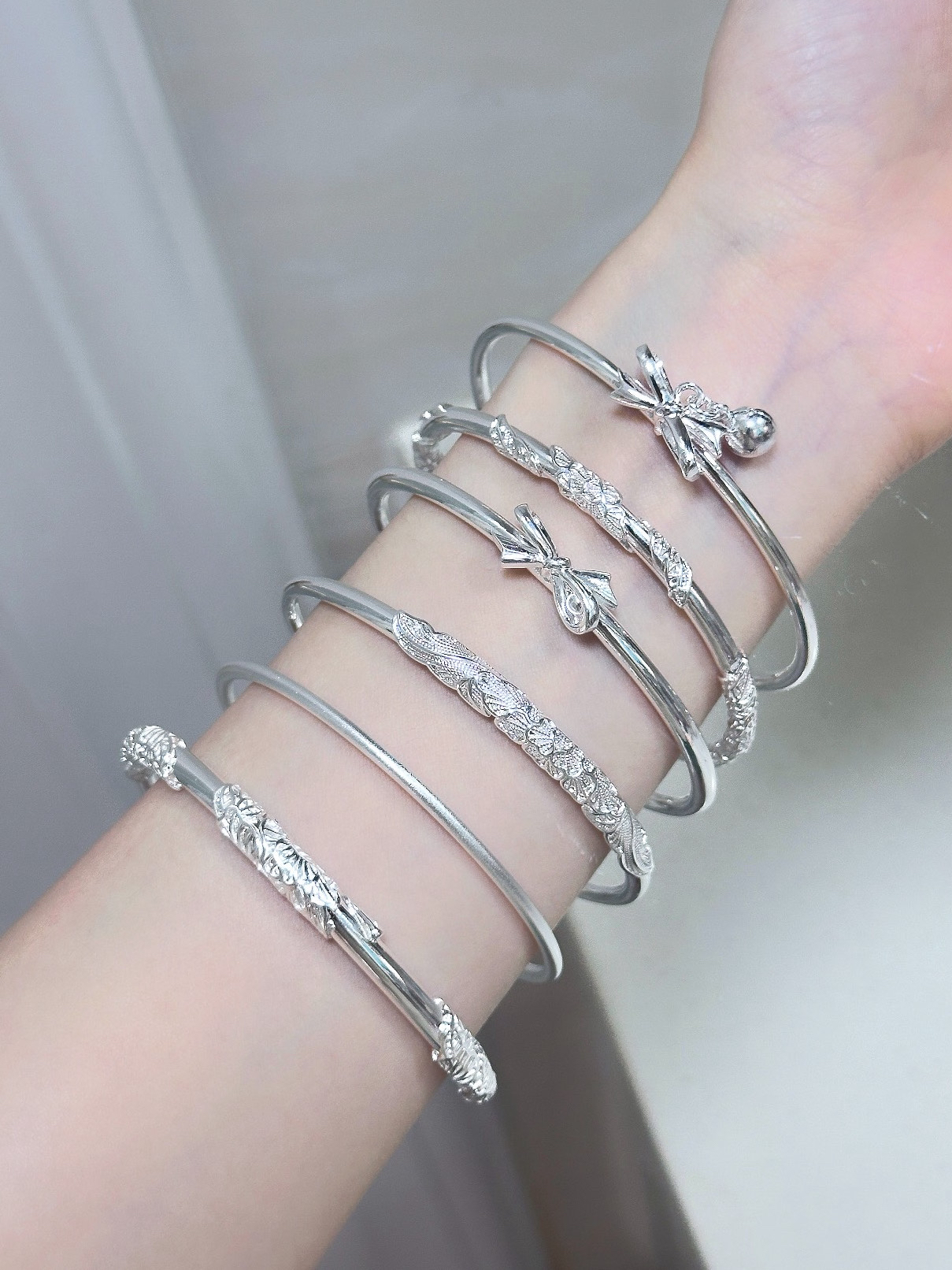 女孩子真的逃不过银手镯的诱惑🤩
都是百搭大方的款式～都可以调节