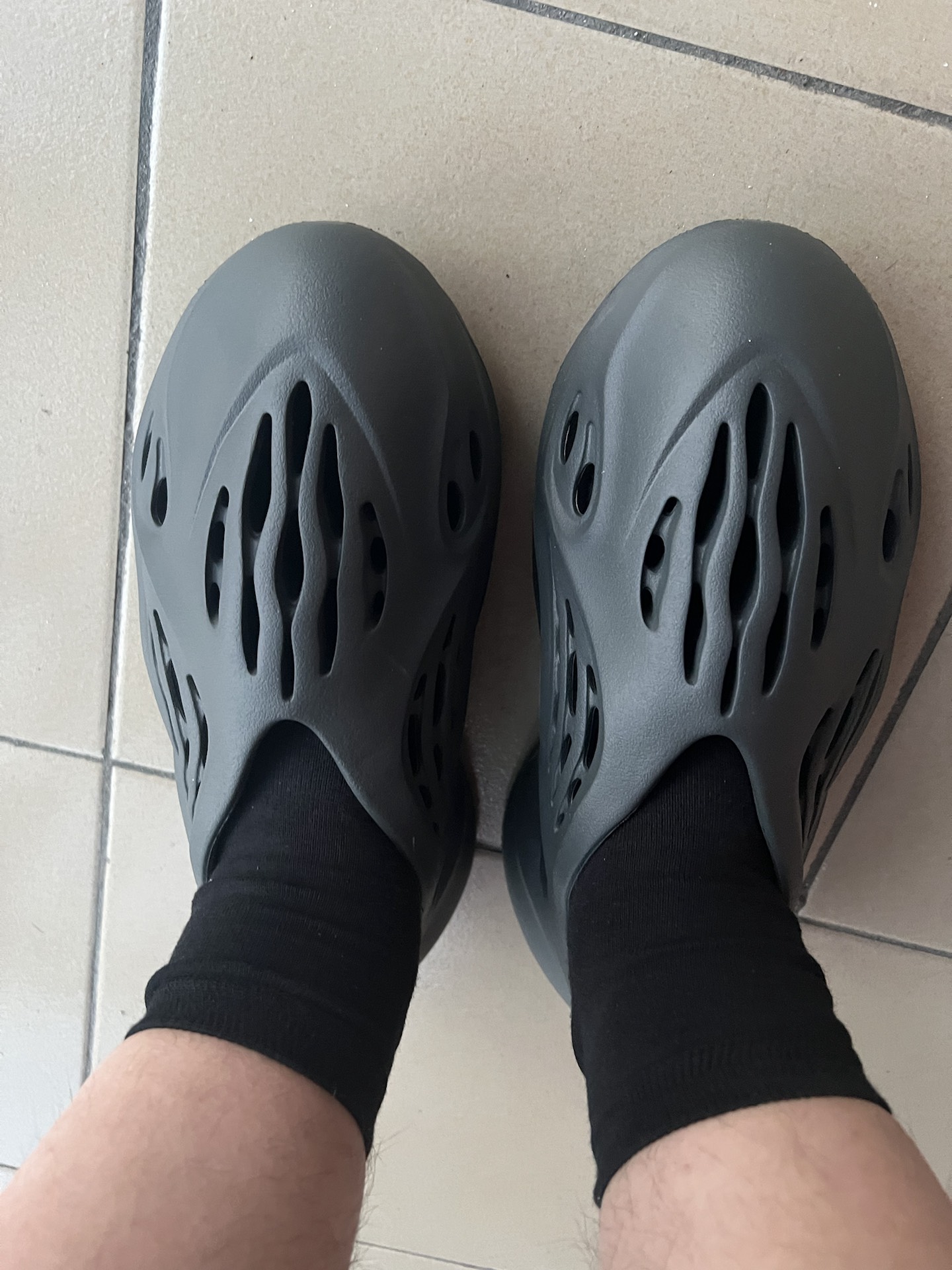 custom review-Adidas Originals Yeezy Foam Runner 'Carbon' Sabo Unisex Gray Adidas Originals Yeezy Foam Runner 'Угольный' Сабо Унисекс Серый