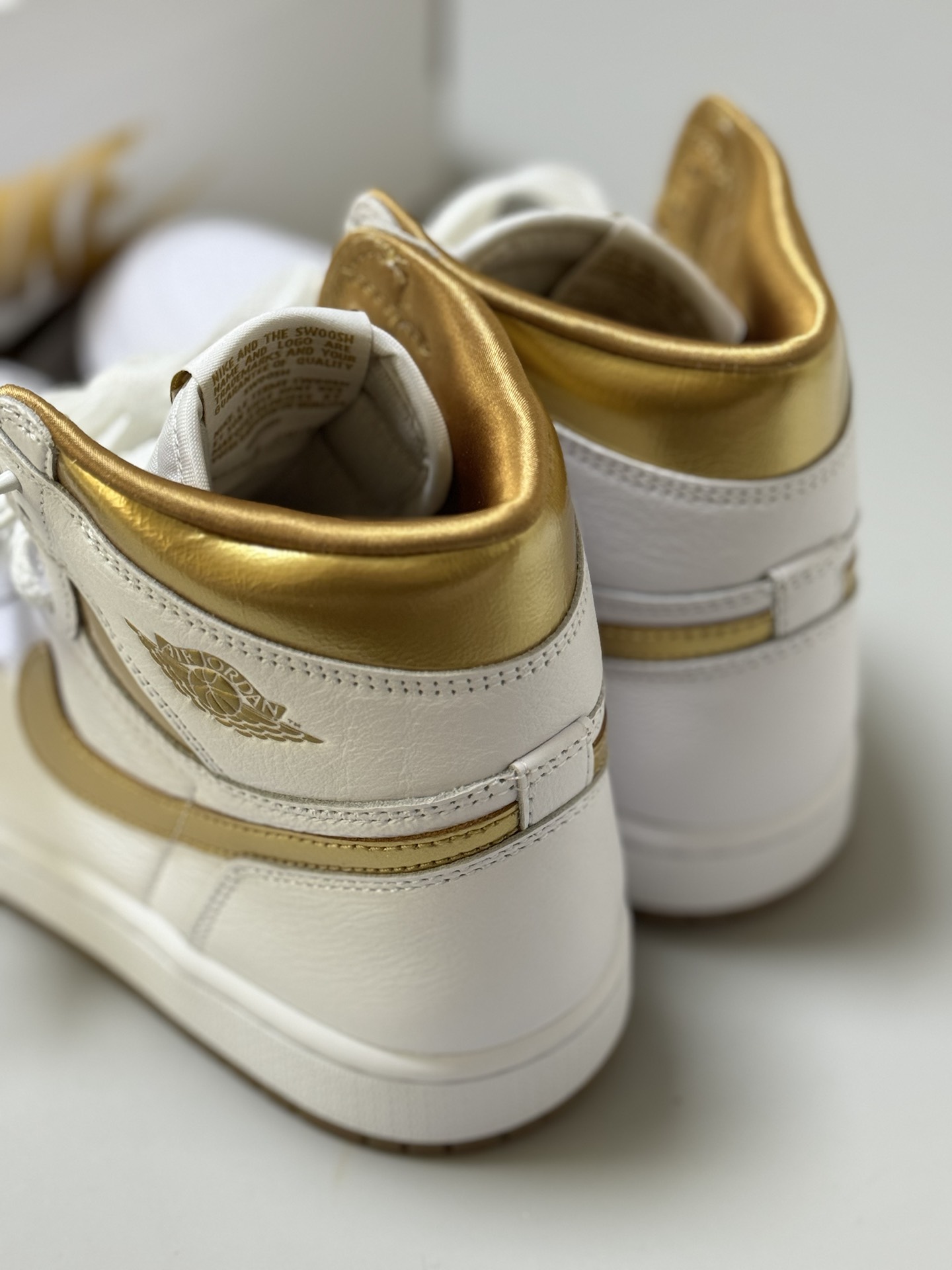 "白金"aj1 ,这双鞋怕是"亮点"全在鞋带上了!