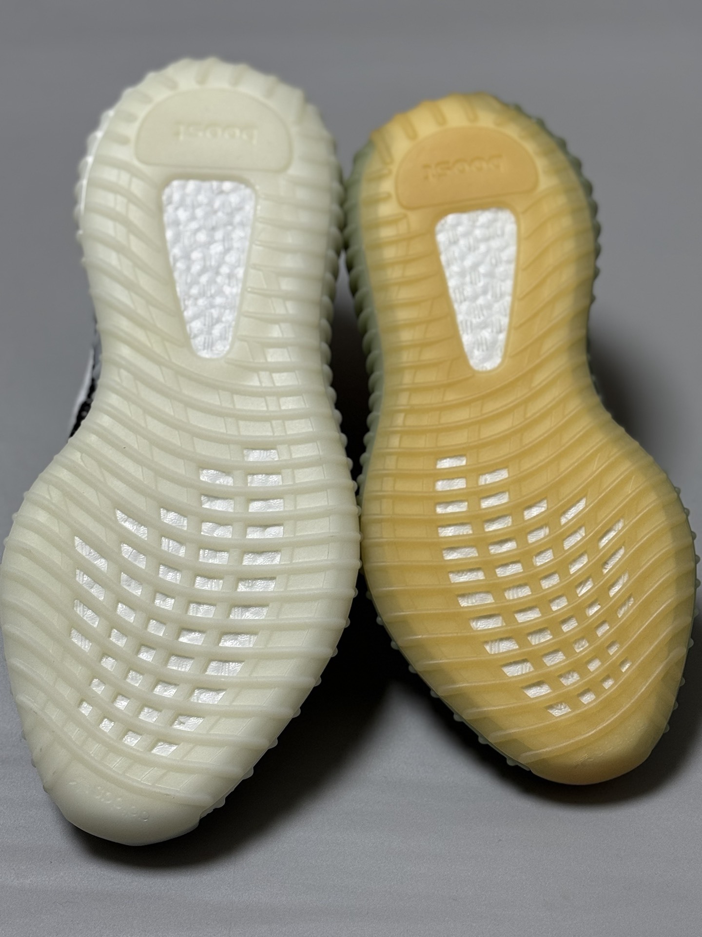 350v2 ,分别是这双yeezy "斑马"以及这双yeezy "哈密瓜"!