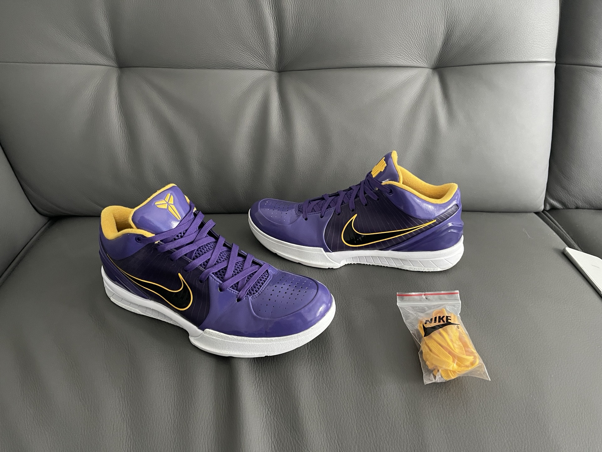 科比4代 外形时尚且实战脚感一流,本人最爱的球鞋,也是买了众多配色