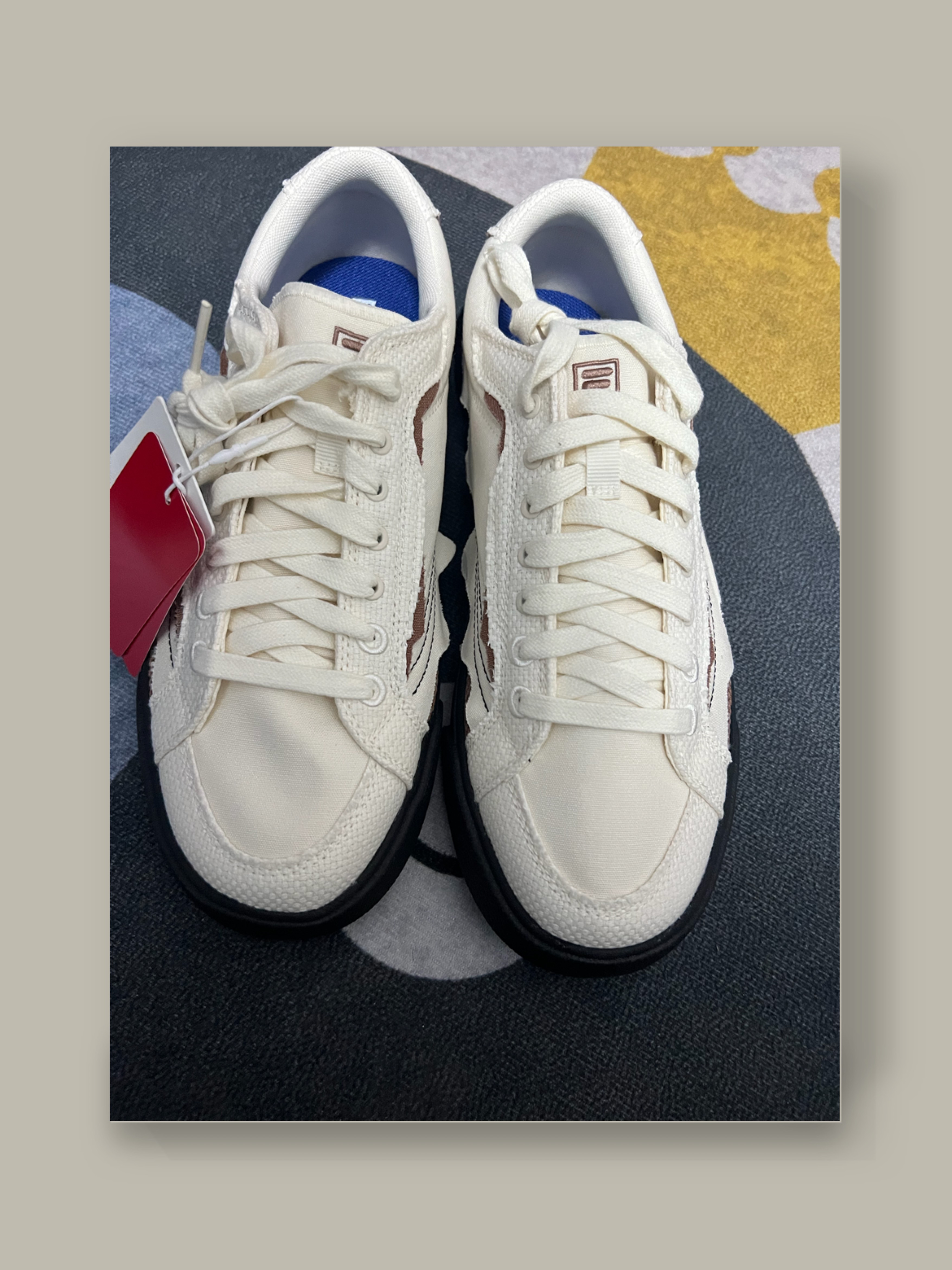 对于奶fufu的白色系谁能不爱,最爱买帆布鞋了#谁还没双帆布鞋 #奶fufu