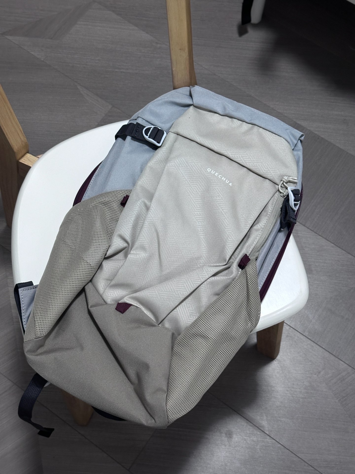 20l的背包非常适合轻装徒步
20l分区也很明确 颜值也很到位
这款包包