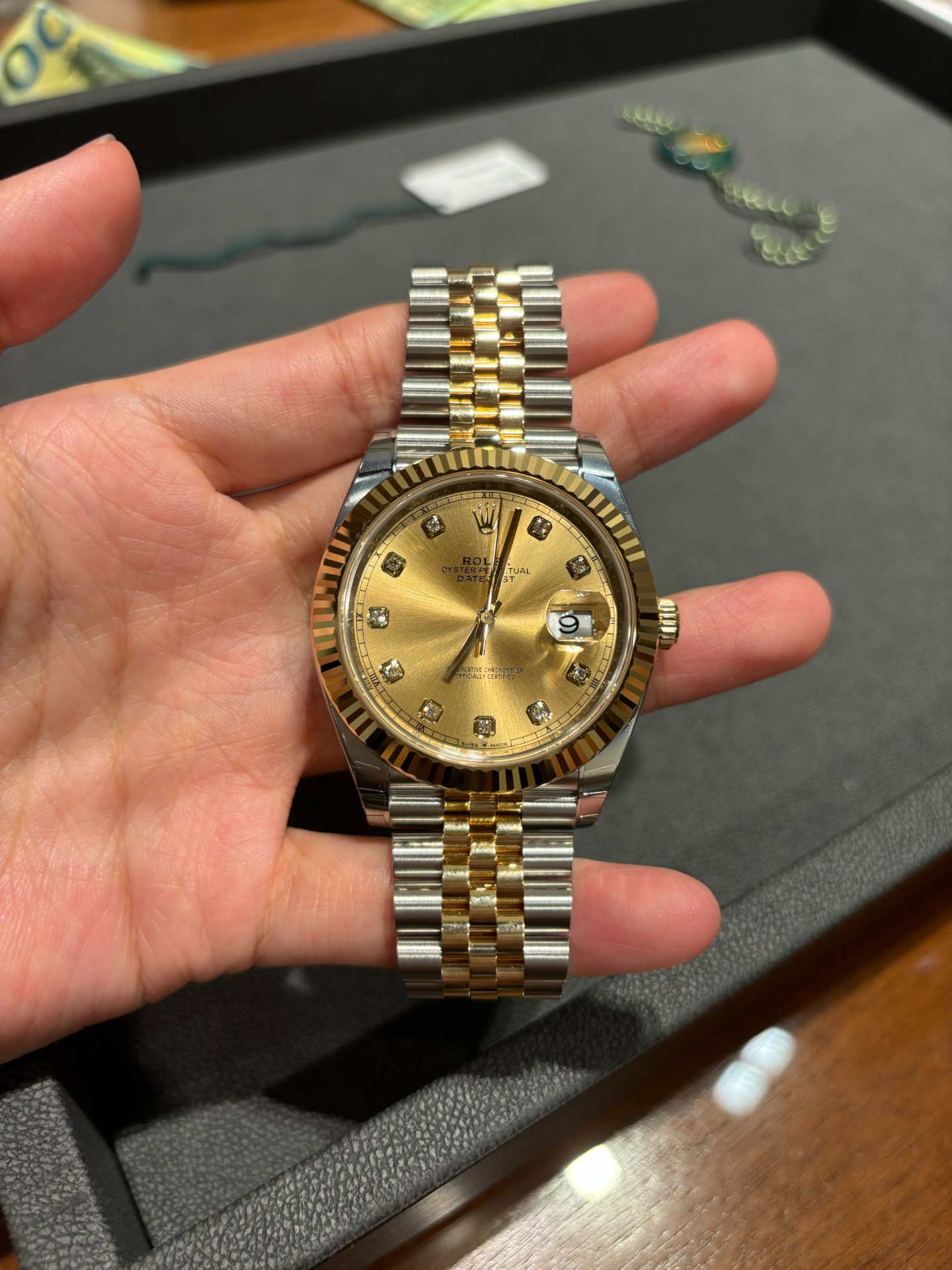 劳力士就是成功的代名词
间金镶钻谐音有赢有赚 rolex劳力士日志型