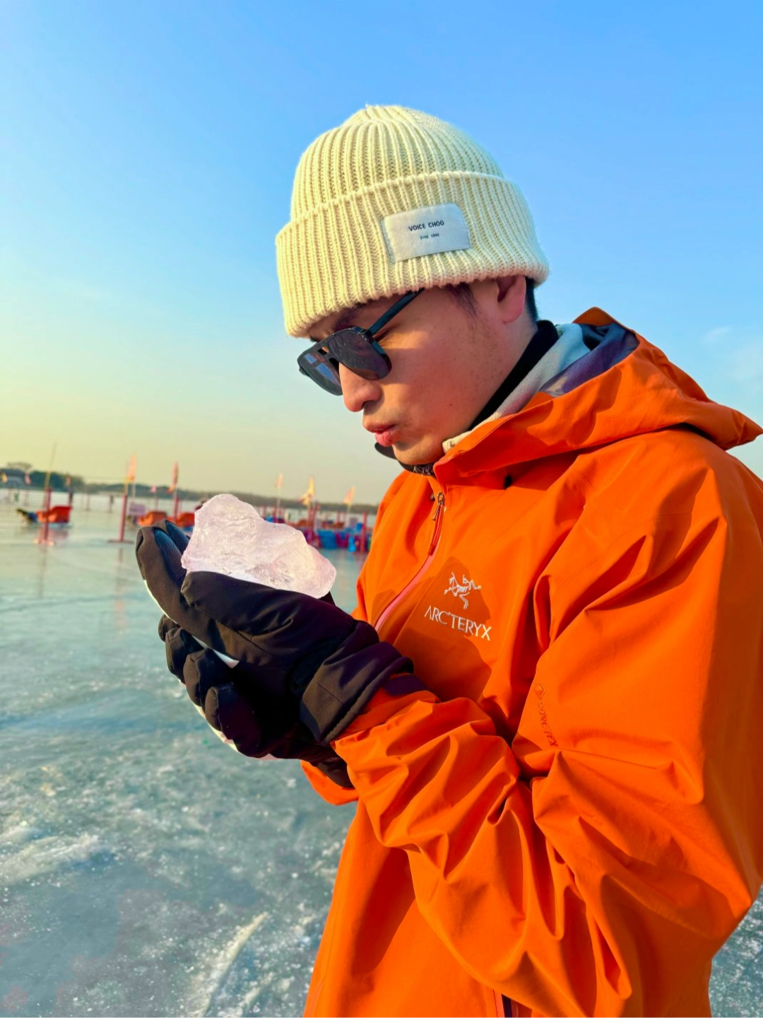 赛里木湖冬天拍照男生冲锋衣，旅游帮手